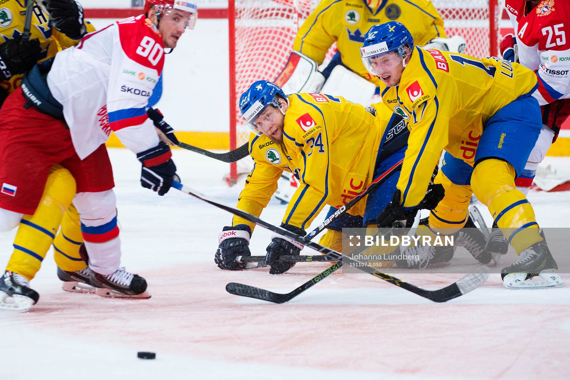 Sveriges Jonas Junland och Martin Lundberg tappar pucken