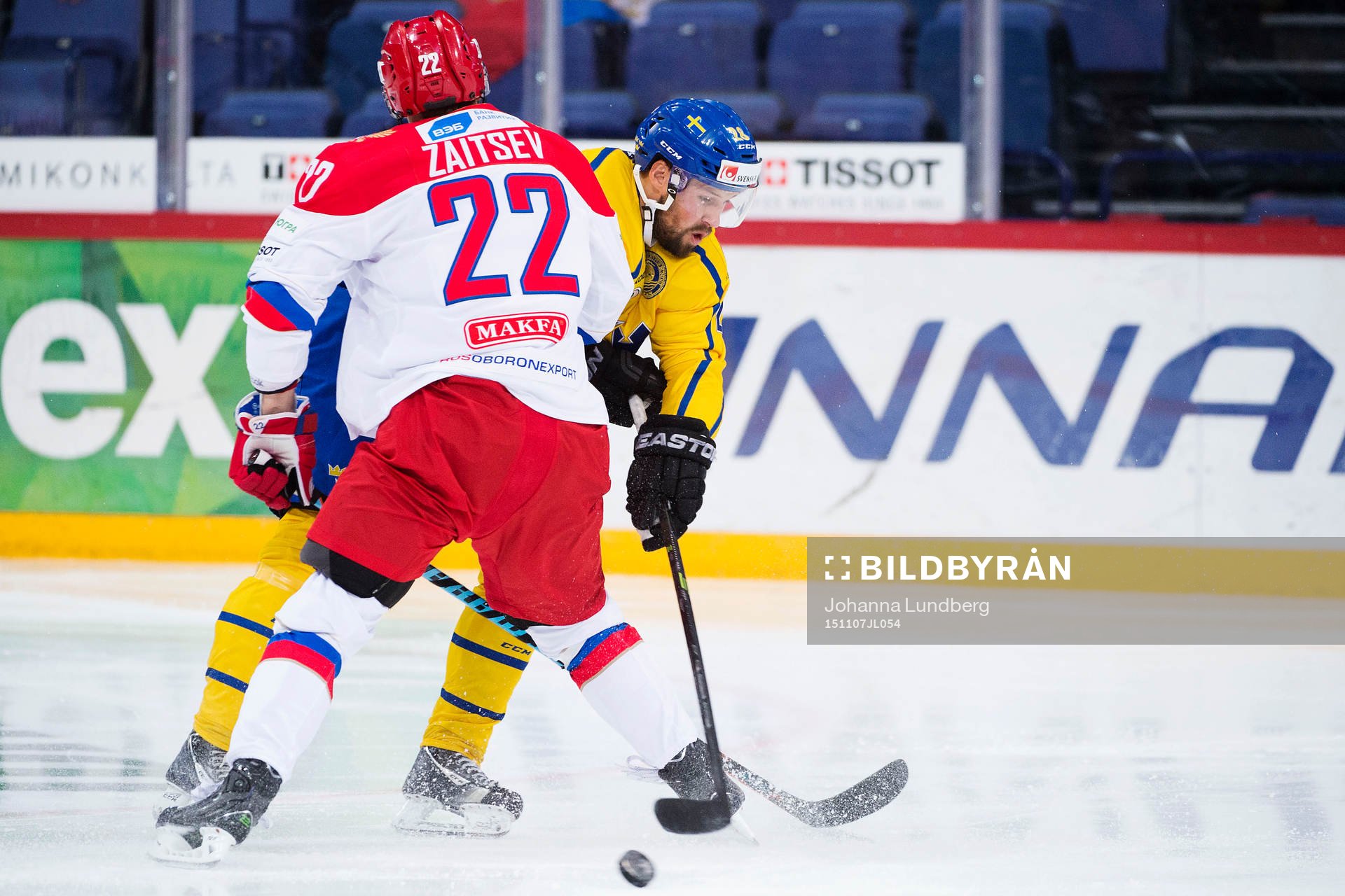 Sveriges Dick Axelsson stoppas av Rysslands Nikita Zaitsev