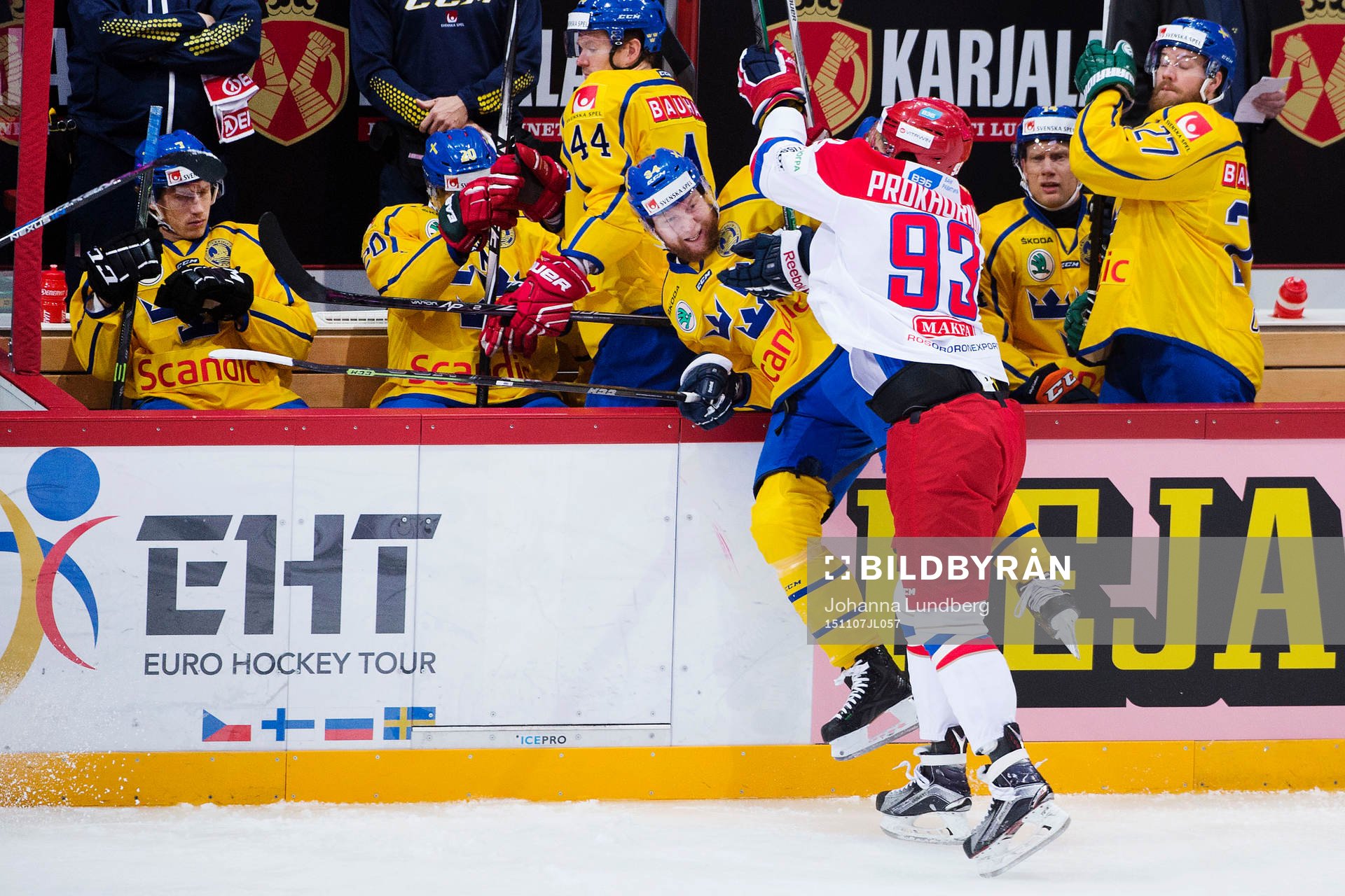 Rysslands Nikolai Propkhorkin med en tackling på Sveriges