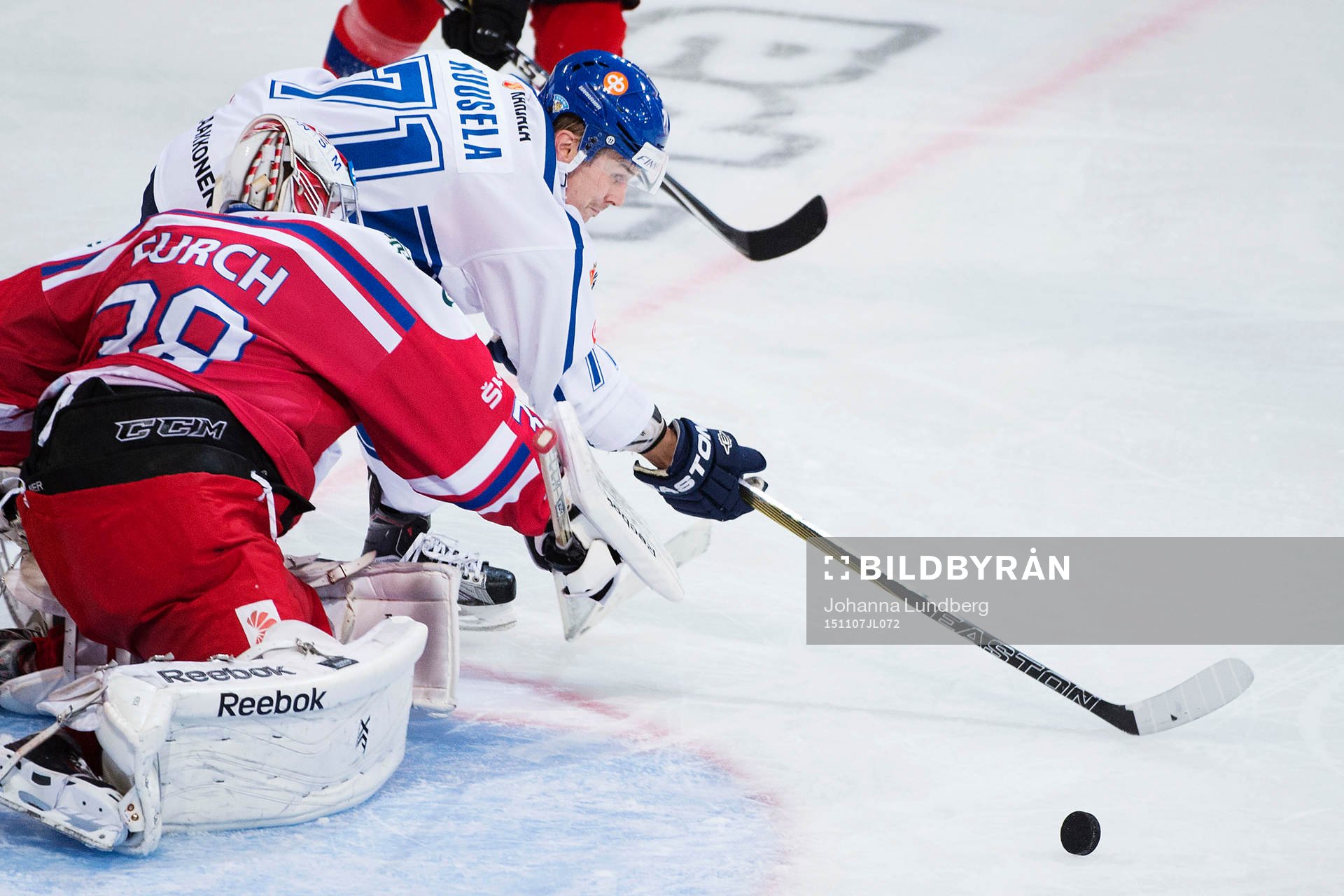 Finlands Kristian Kuusela försöker ta sig förbi