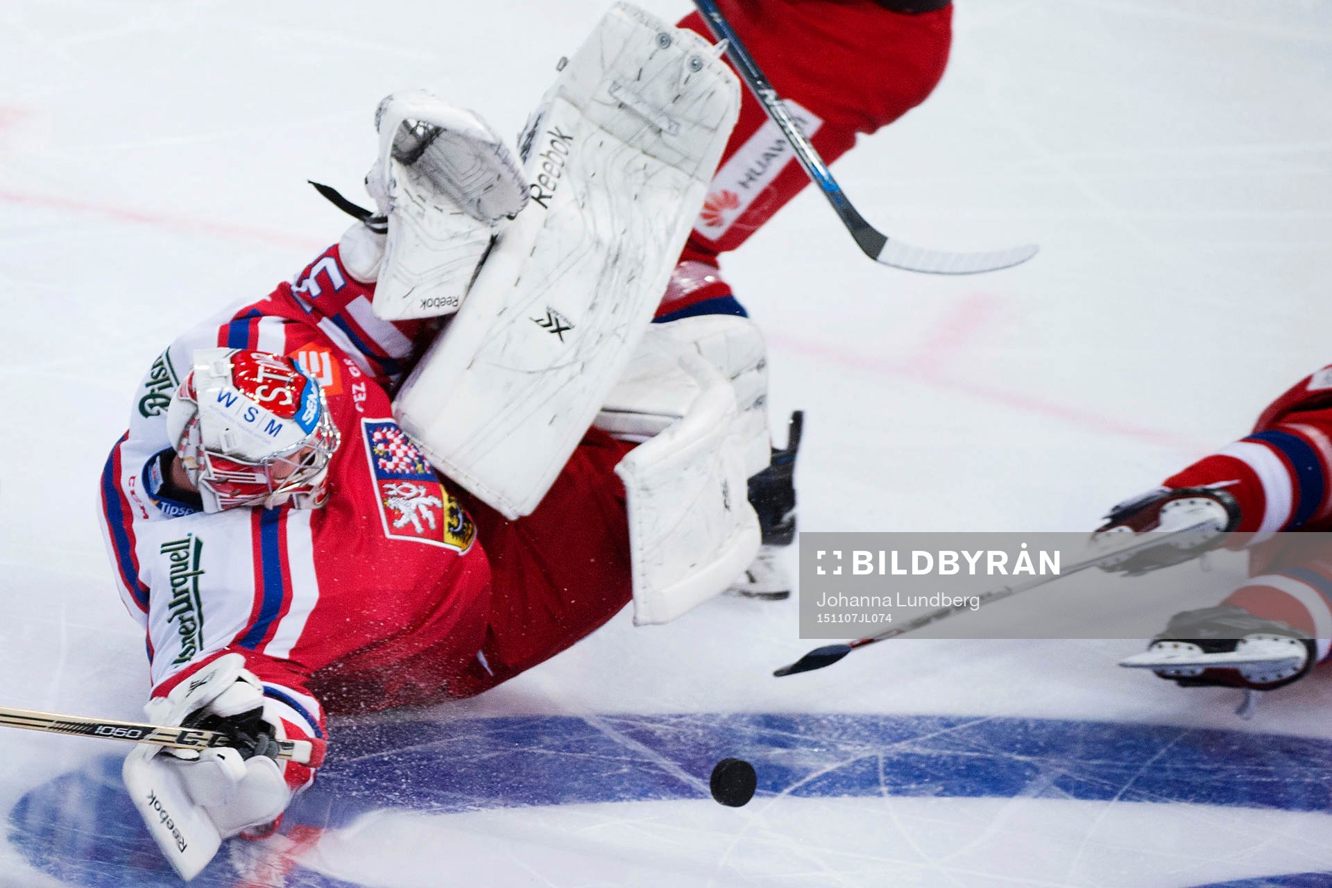 Tjeckiens målvakt Dominik Furch går ut för att täcka en