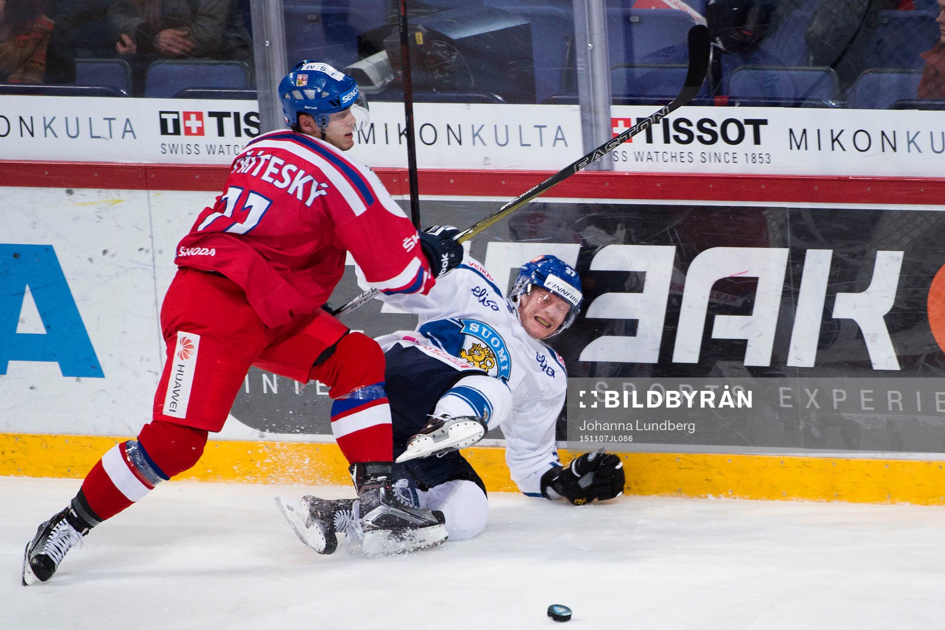 Tjeckiens Matej Stritesky tacklar Finlands Mika Pyörälä