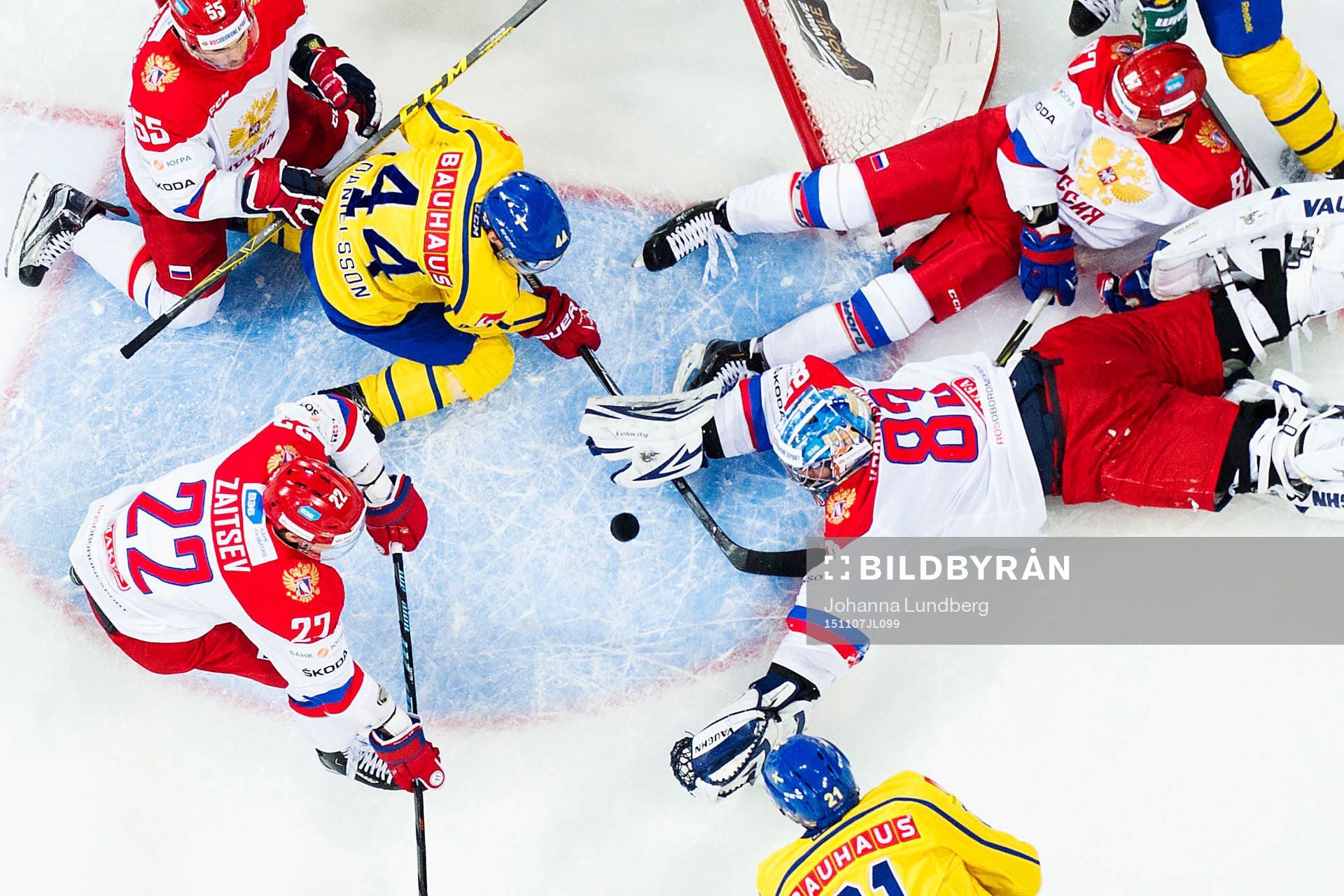 Rysslands målvakt Vasily Koshechkin försöker stoppa