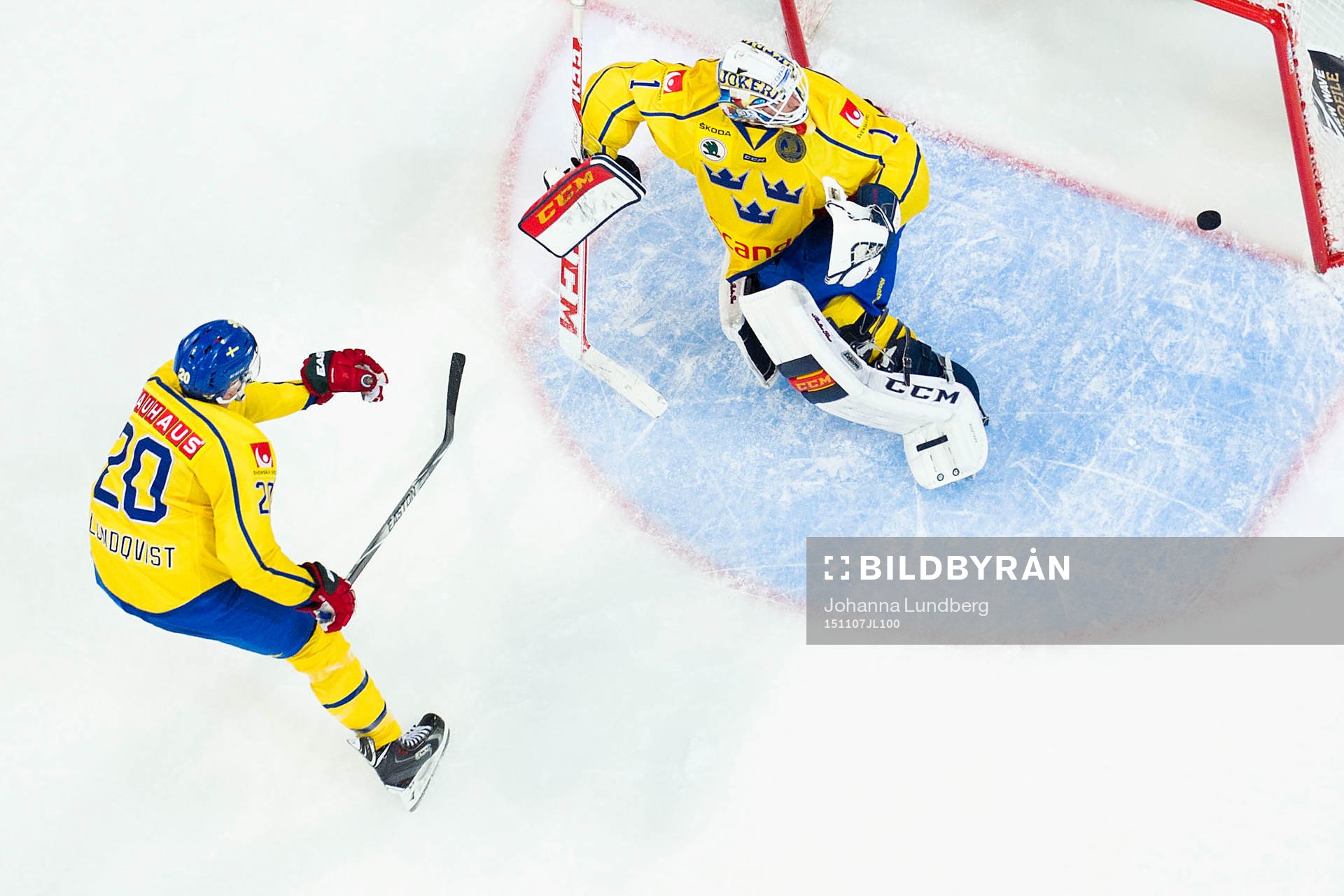 Sveriges målvakt Henrik Karlsson släpper in ett mål