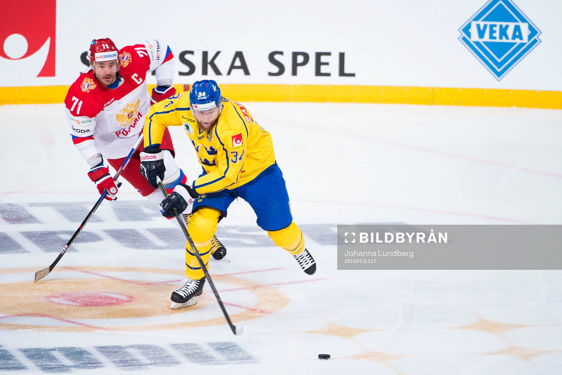 Rysslands Ilya Kovalchuk jagar Sveriges Jonas Junland