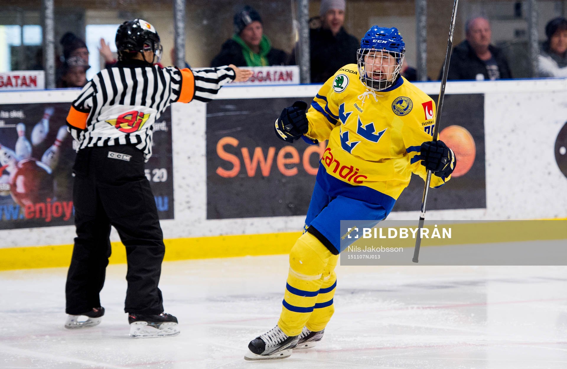 Sveriges Emma Nordin gör mål på straff och jublar