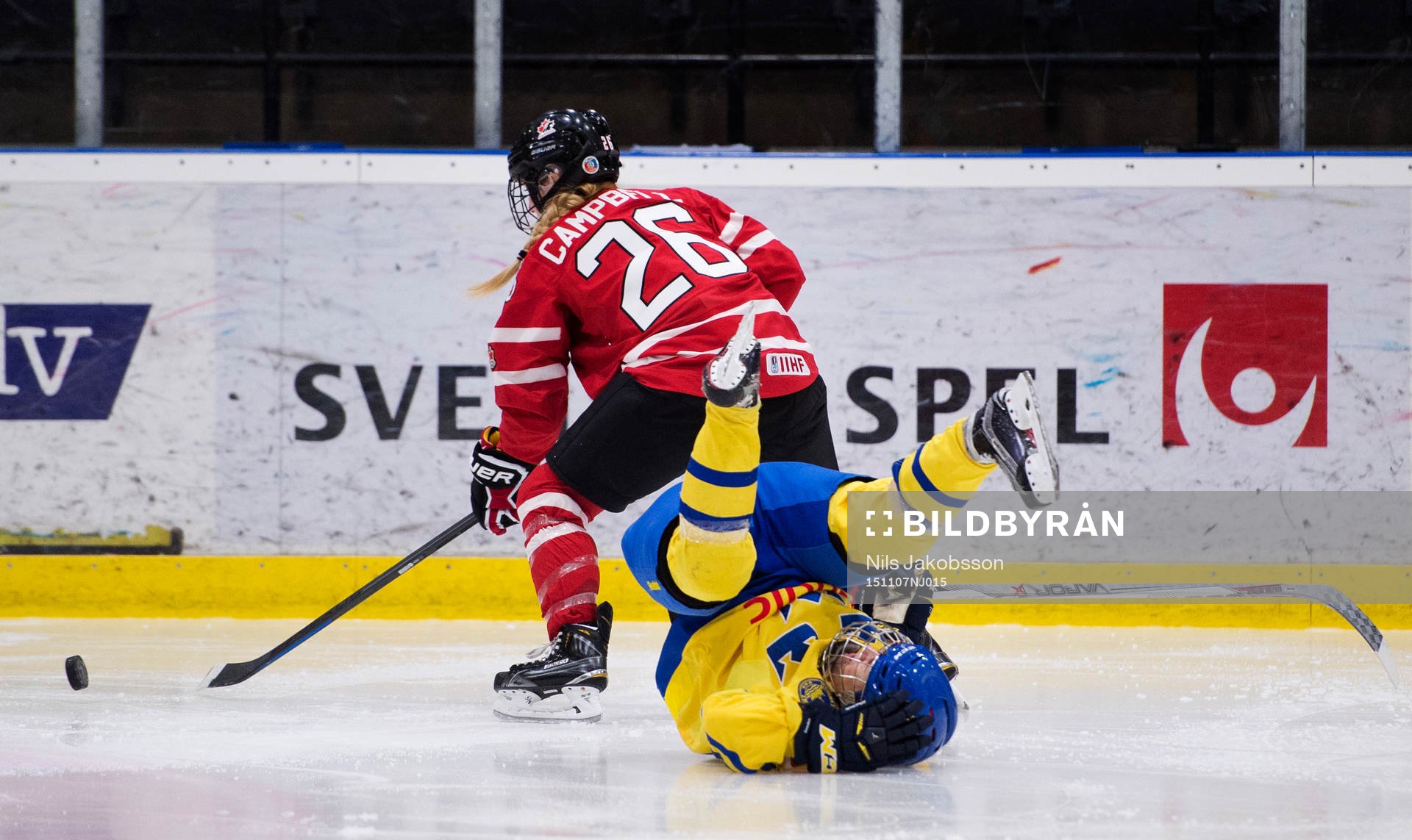 Kanadas Jessica Campbell har tacklat ner Sveriges Emma