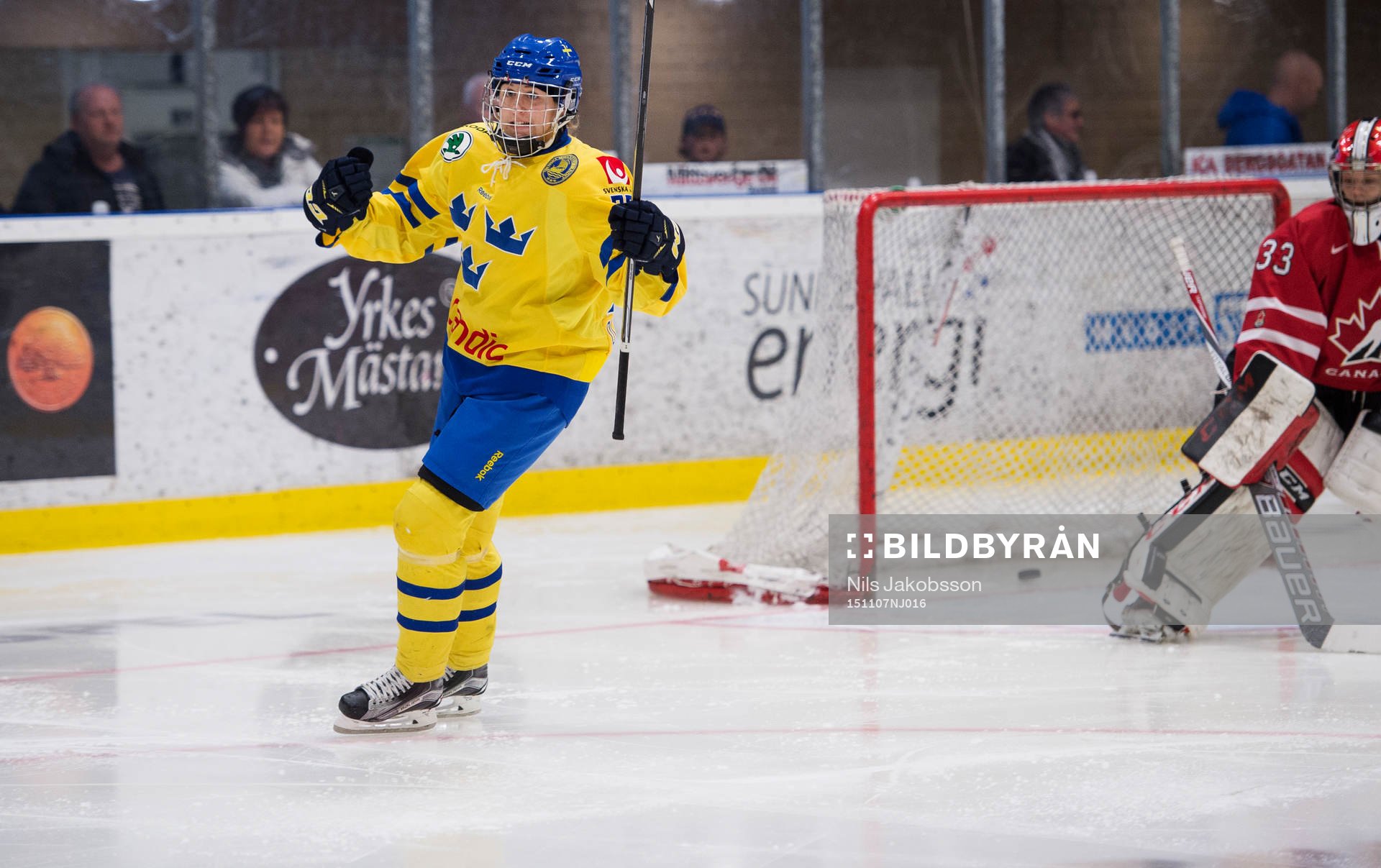 Sveriges Hanna Olsson gör mål på straff och jublar