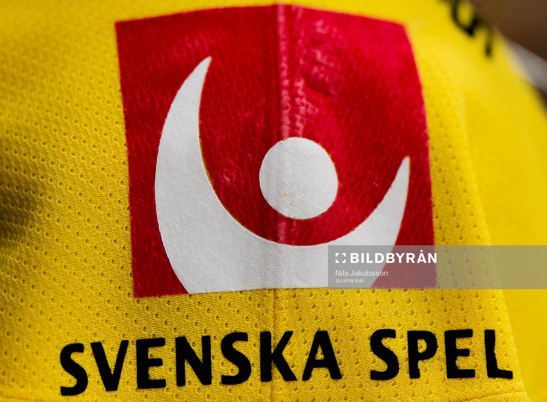En logga från Svenska spel på en tröja