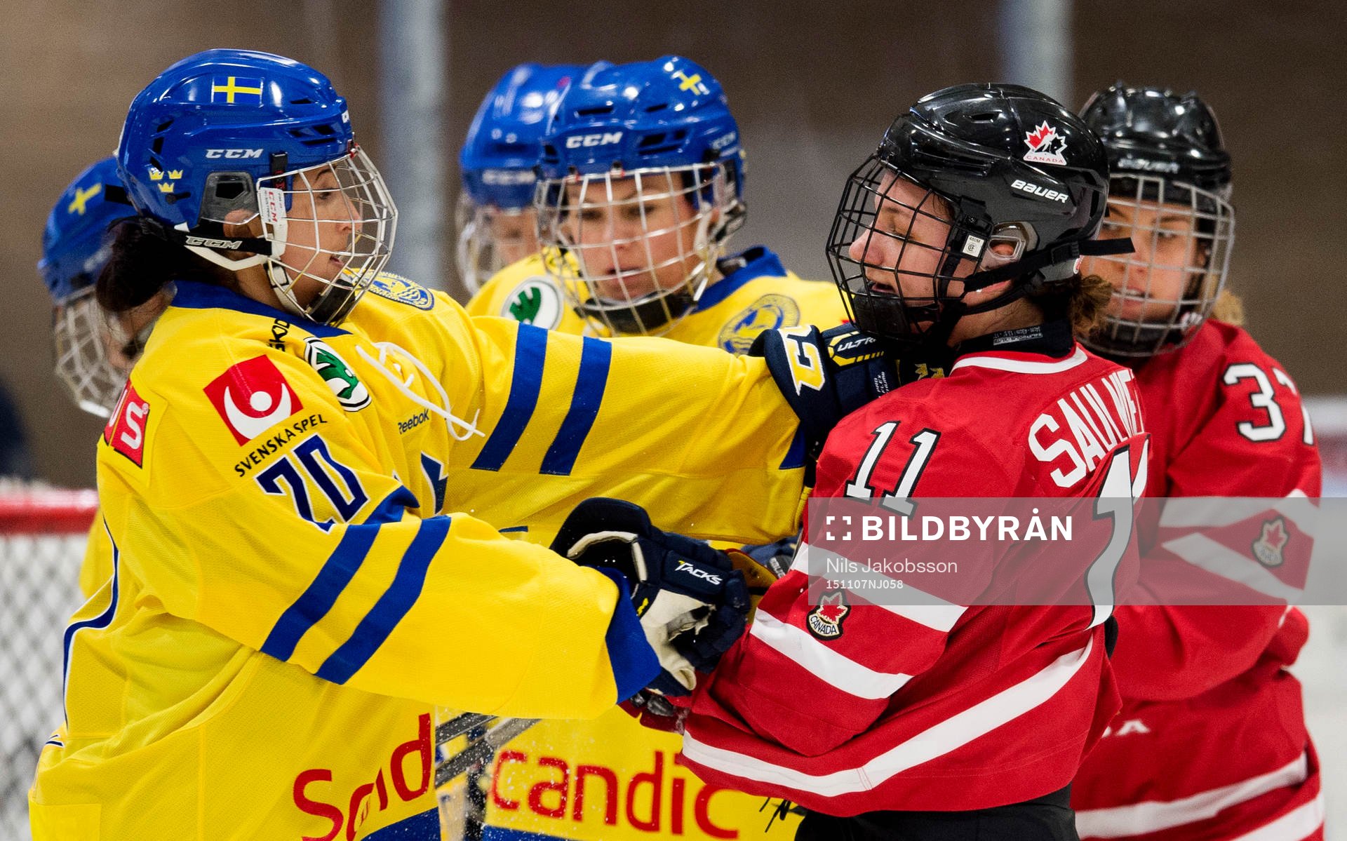 Sveriges Fanny Rask och Kanadas Jillian Saulnier bråkar