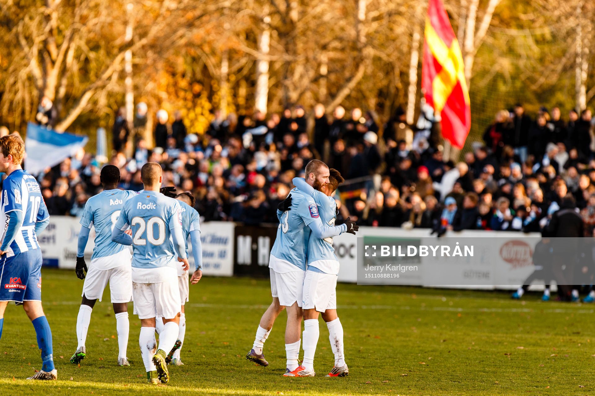 Malmö FFs Jo Inge Berget och Tobias Sana jublar efter mål av Malmö FFs Jo Inge Berget under en fotbollsmatch mellan Götene IF och Malmö FF i Svenska cupen den 8 November 2015 i Götene.