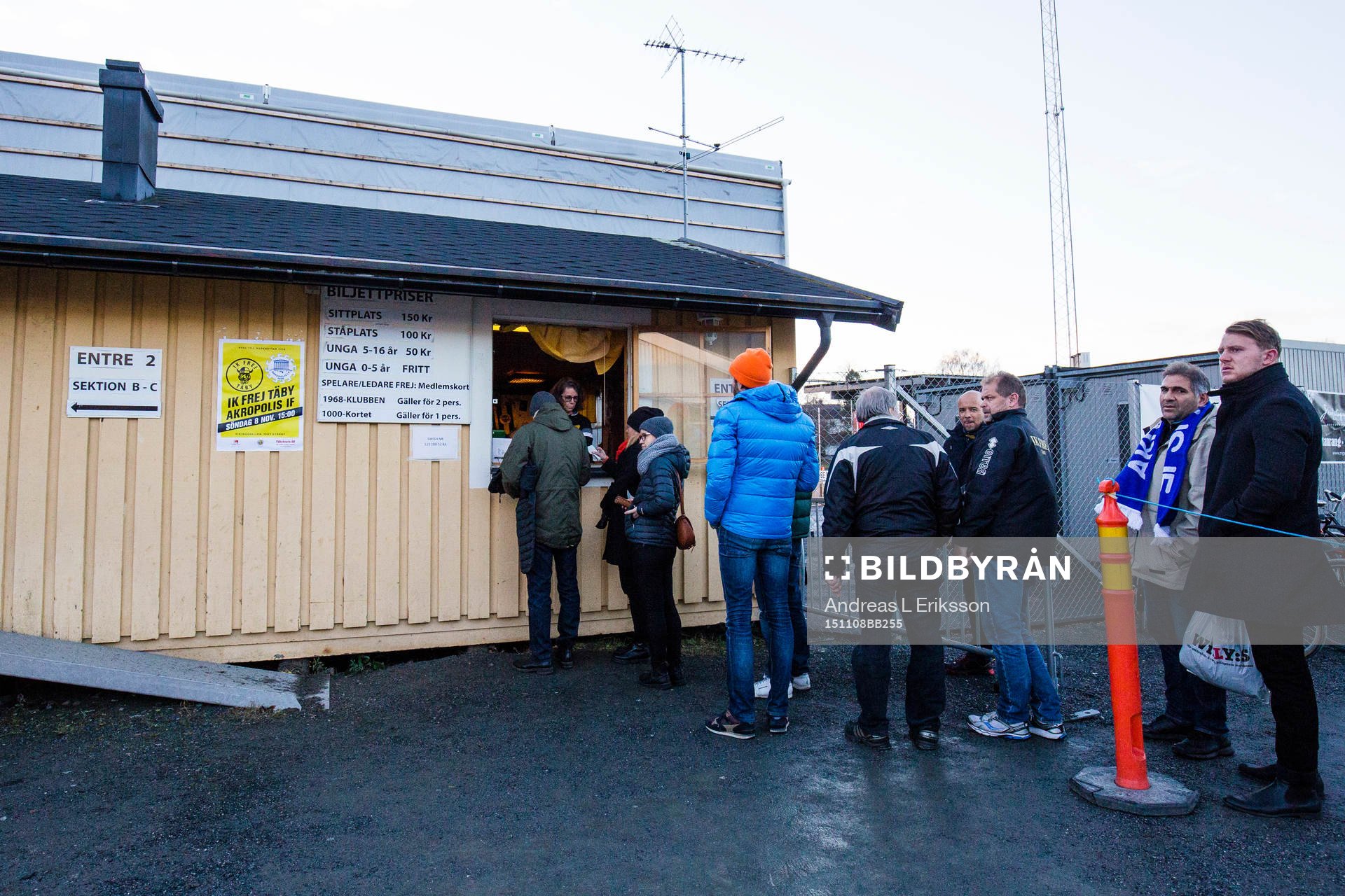 Publiken köar till biljettkassan