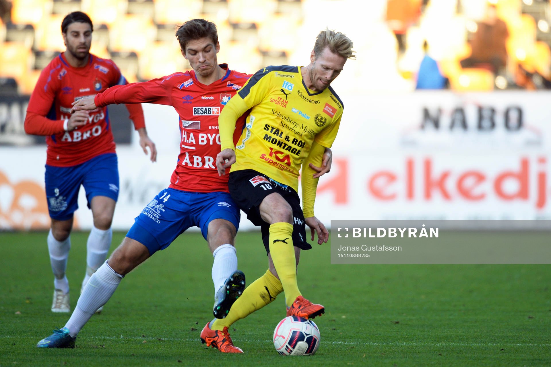 Örgrytes Daniel Paulson och Mjällbys Christian Wilhelmsson