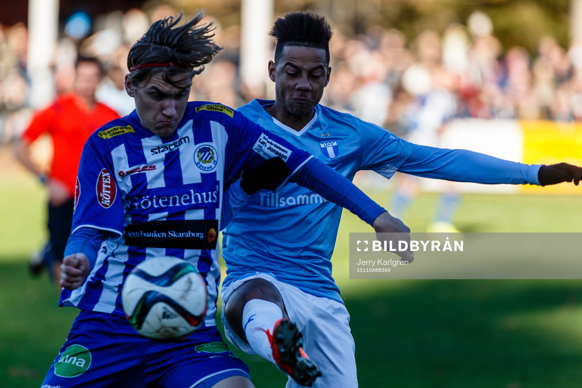 Götene IFs Oscar Stridh och Malmö FFs Tobias Sana i kamp