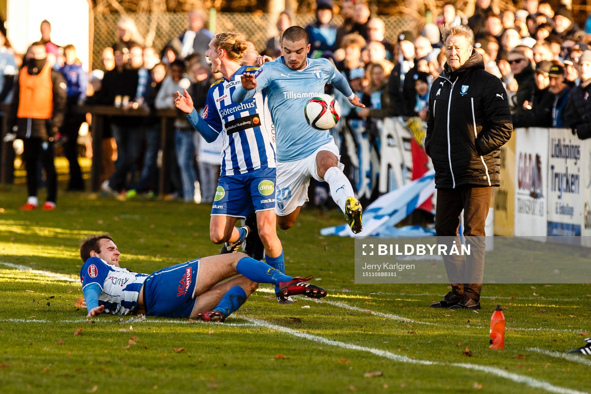 Malmö FFs Vladimir Rodic tar sig förbi Götene IFs Edvin