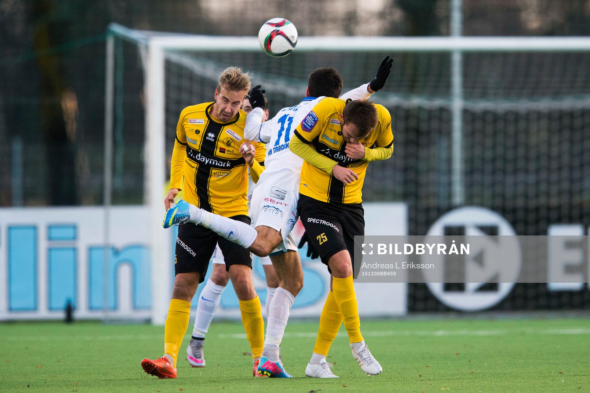 Akropolis Ioannis Sotiroglou (m) i kamp om bollen med Frejs