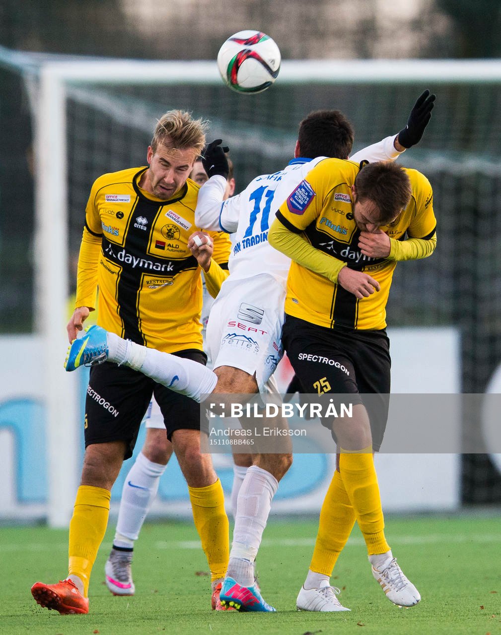 Akropolis Ioannis Sotiroglou (m) i kamp om bollen med Frejs