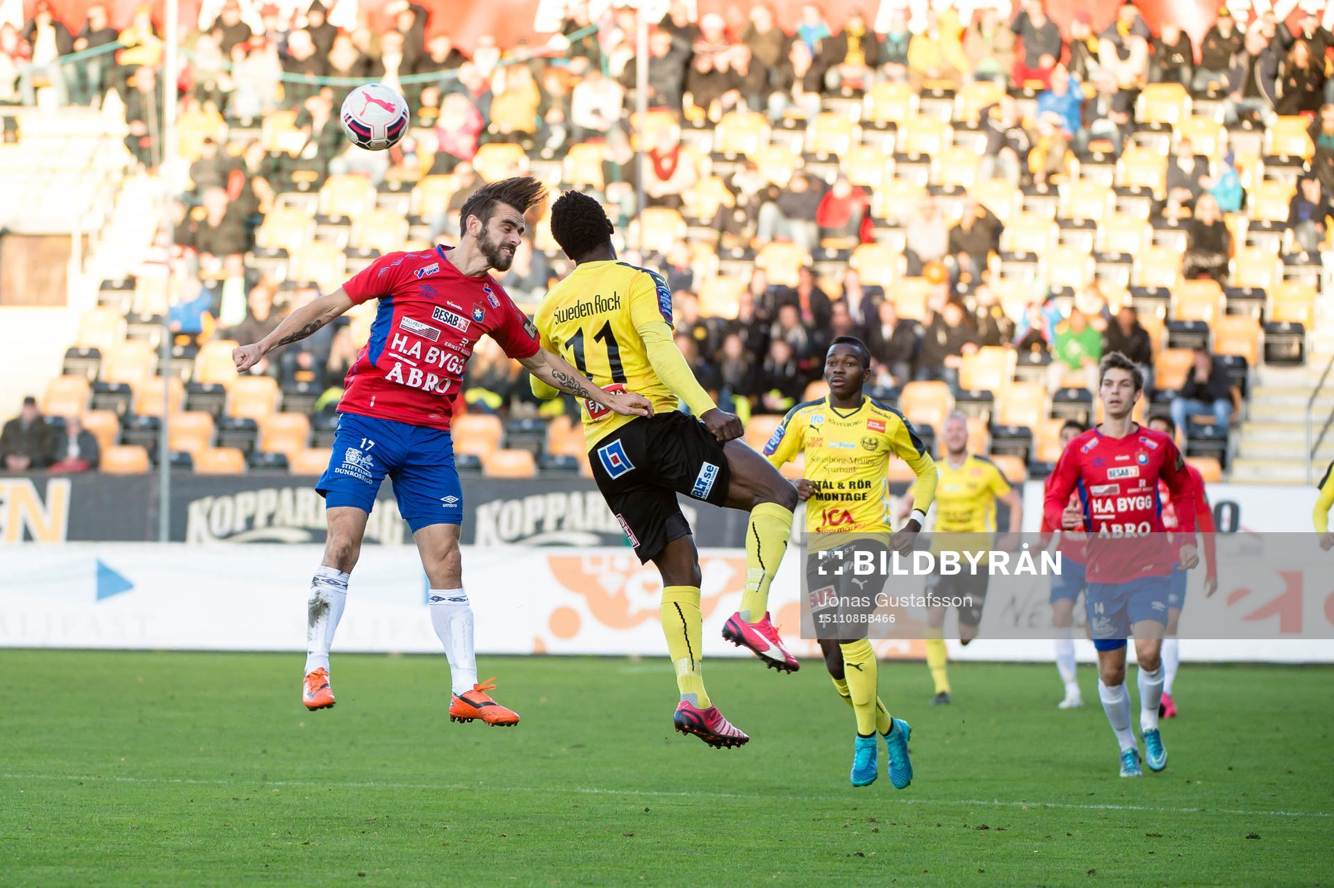 Örgrytes Björn Anklev och Mjällbys Ibrahim Teteh Bangura