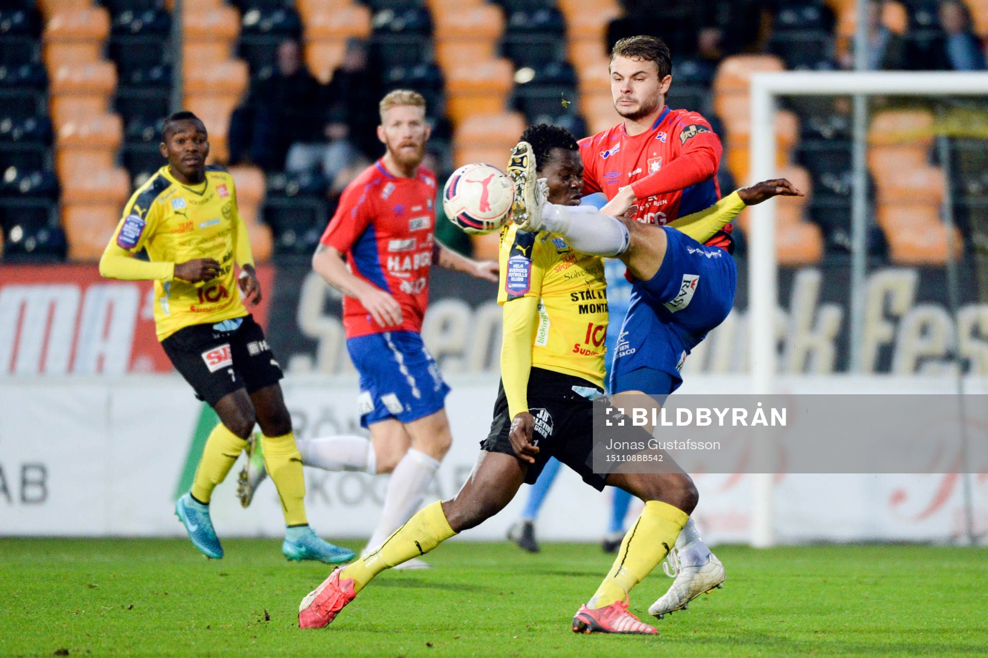 Örgrytes Hannes Sahlin och Mjällbys Ibrahim Teteh Bangura