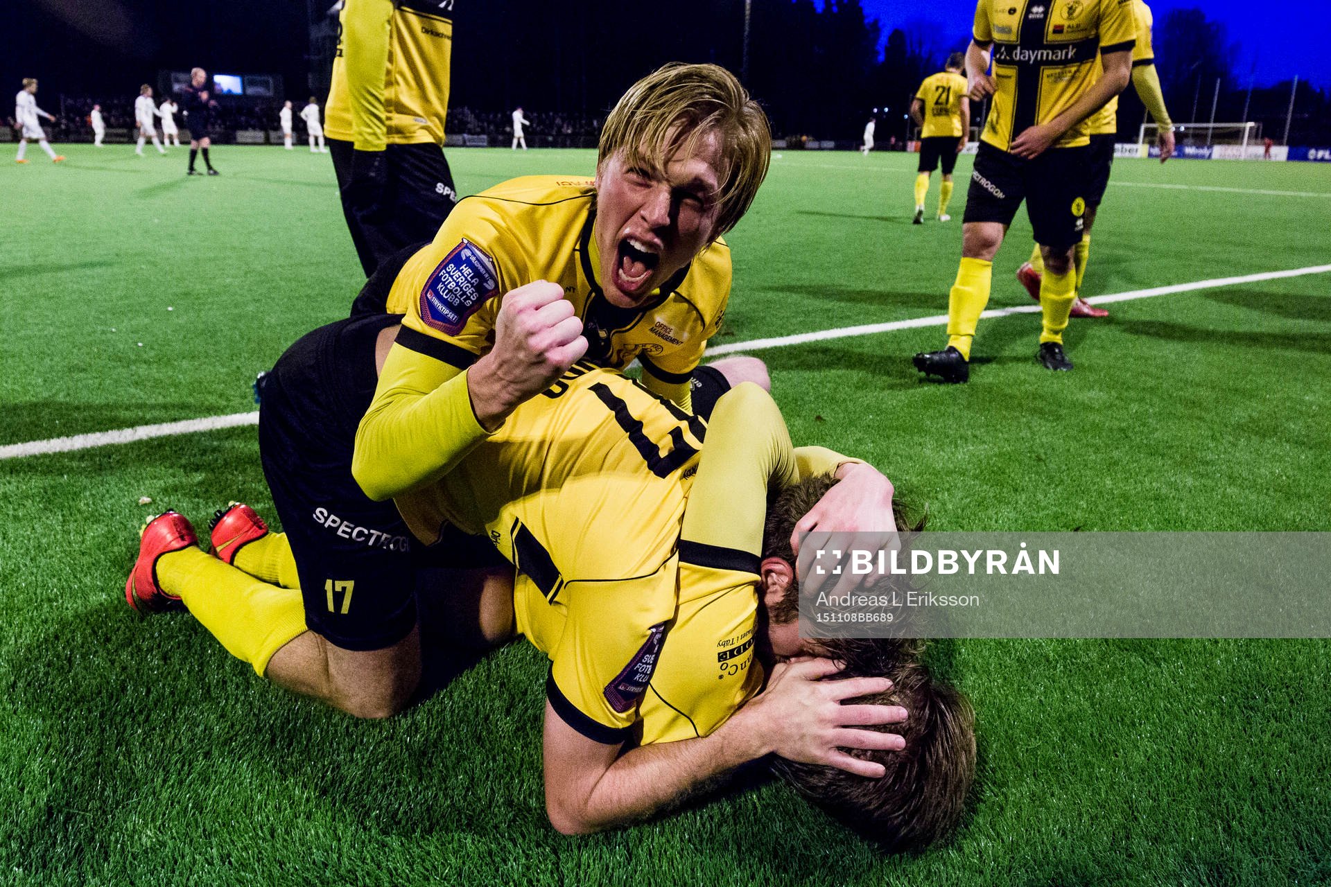 Frejs Cristoffer Ericson jublar tillsammans med Christophe Lallet och Victor Söderström under fotbollsmatchen i kvalet till Superettan mellan Frej Täby och Akropolis den 8 november 2015 i Stockholm.