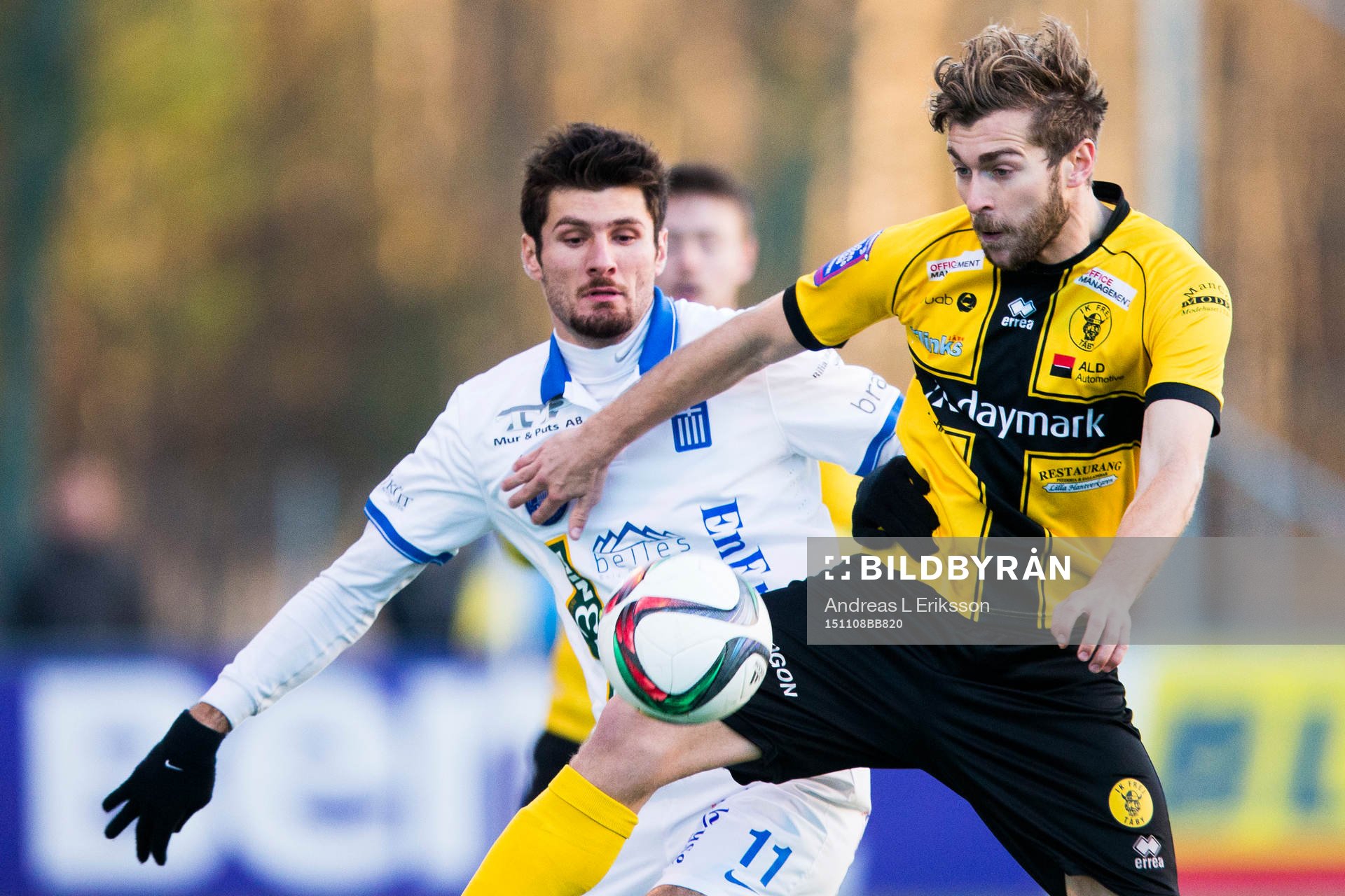 Akropolis Ioannis Sotiroglou i kamp om bollen med Frejs Christophe Lallet under fotbollsmatchen i kvalet till Superettan mellan Frej Täby och Akropolis den 8 november 2015 i Stockholm.