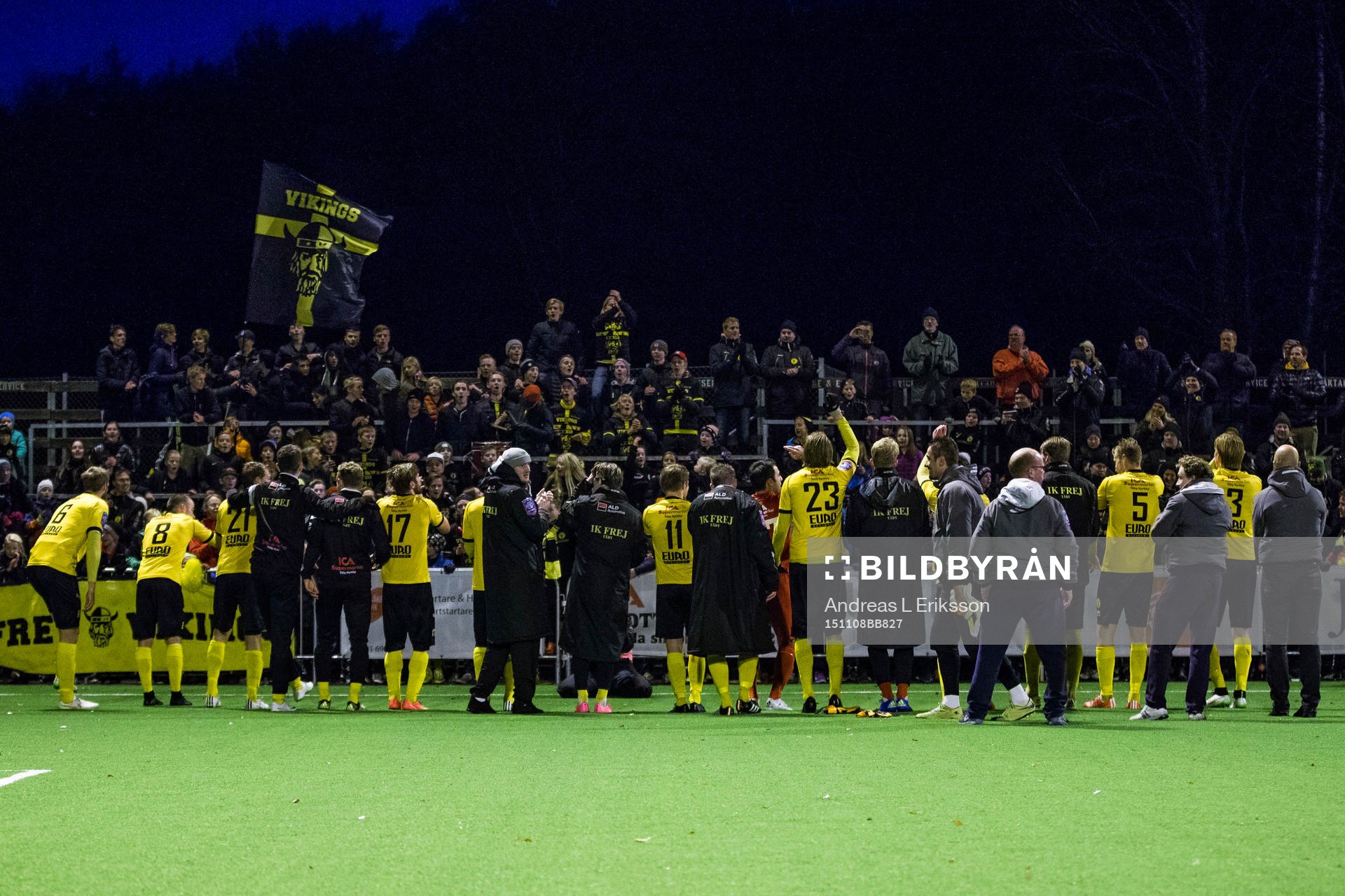 Frejs spelare tackar publiken efter fotbollsmatchen i kvalet till Superettan mellan Frej Täby och Akropolis den 8 november 2015 i Stockholm.