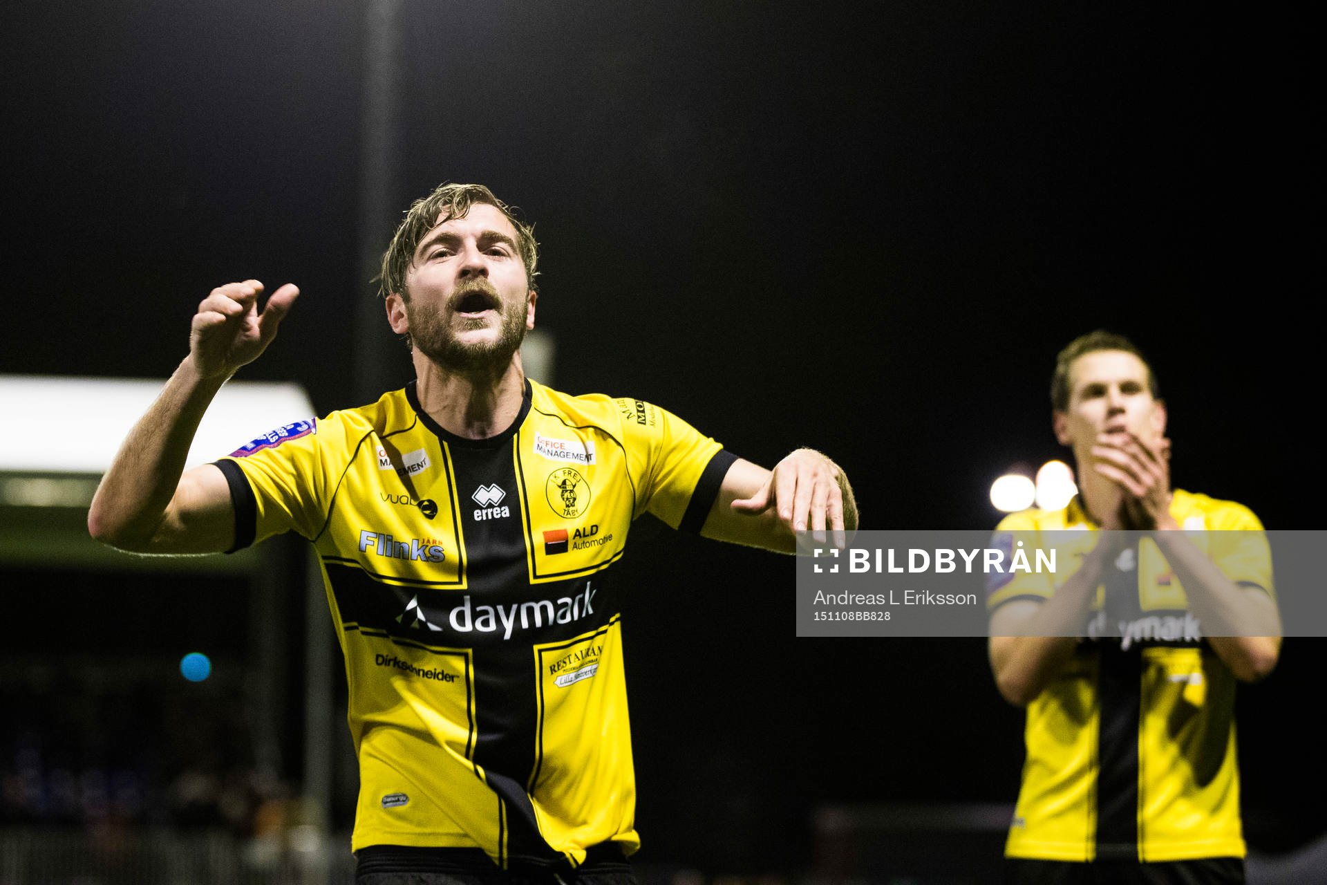 Frejs Christophe Lallet tackar publiken efter fotbollsmatchen i kvalet till Superettan mellan Frej Täby och Akropolis den 8 november 2015 i Stockholm.