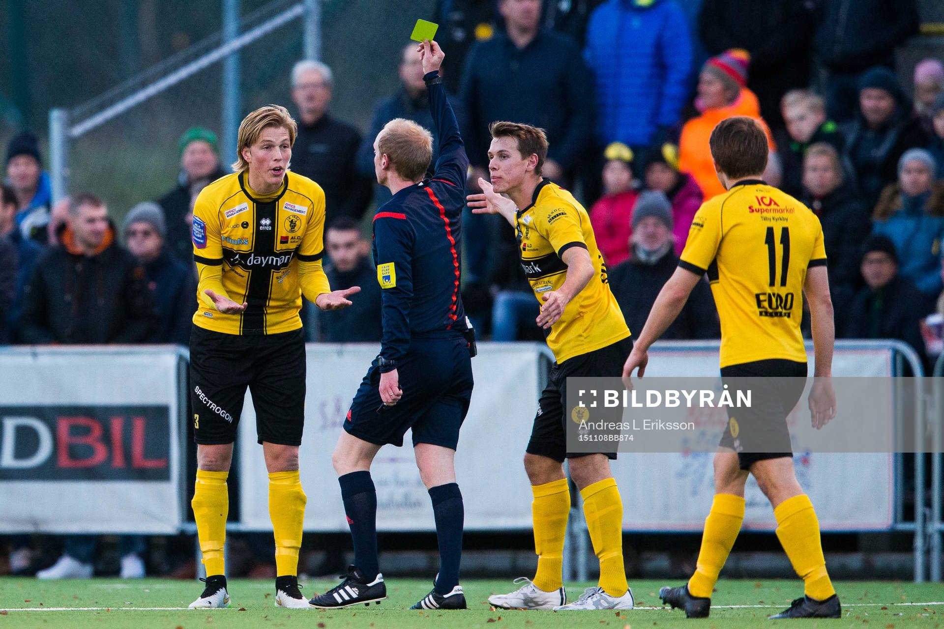 Frejs Cristoffer Ericson får ett gultkort av domare Per Melin under fotbollsmatchen i kvalet till Superettan mellan Frej Täby och Akropolis den 8 november 2015 i Stockholm.