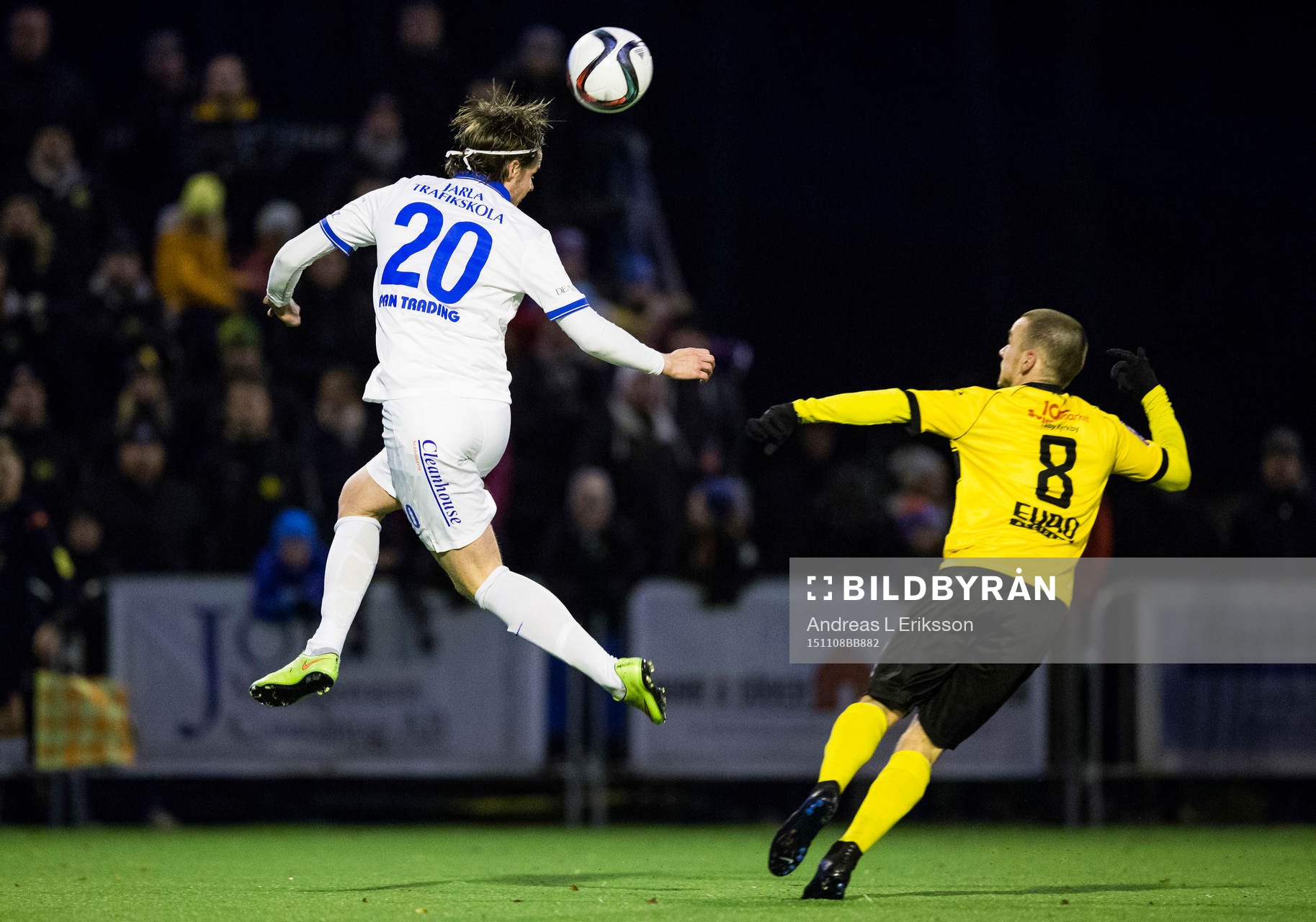 Akropolis Felix Pettersson nickar undan bollen framför