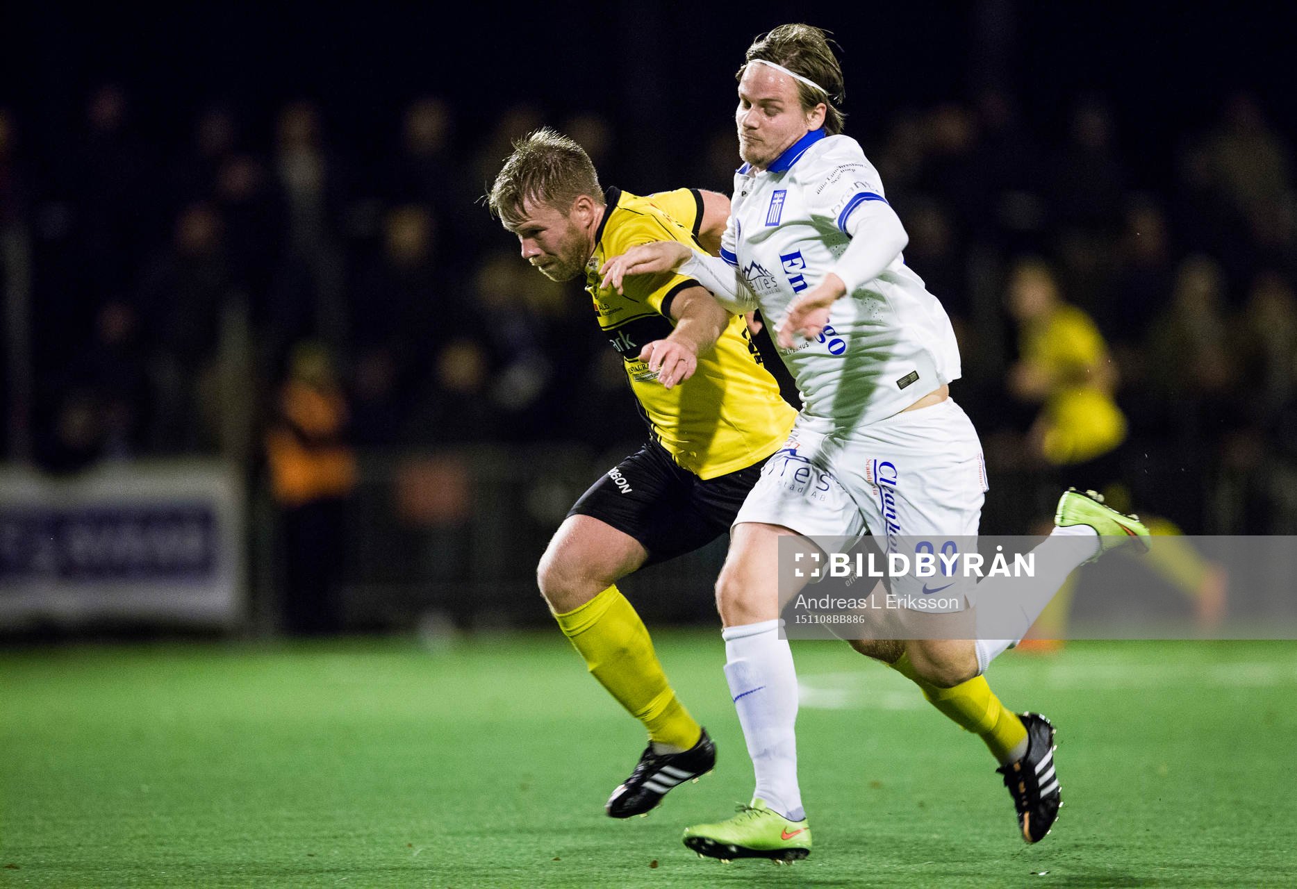 Frejs Joakim Runnemo i en närkamp med Akropolis Felix