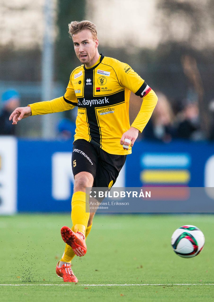 Frejs Daniel Theorin med bollen