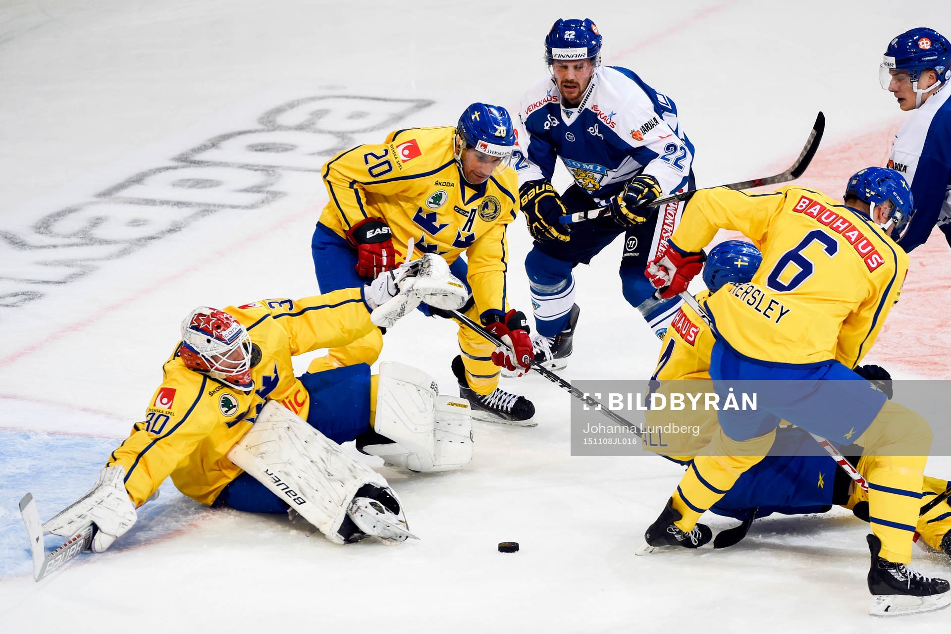 Sveriges målvakt Viktor Fasth och Joel Lundqvist