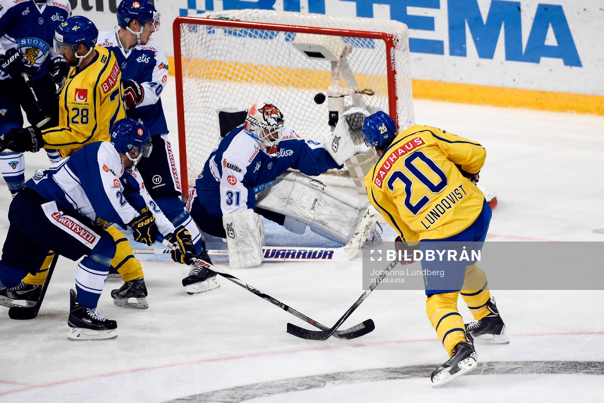 Sveriges Joel Lundqvist gör 0-1 bakom Finlands målvakt