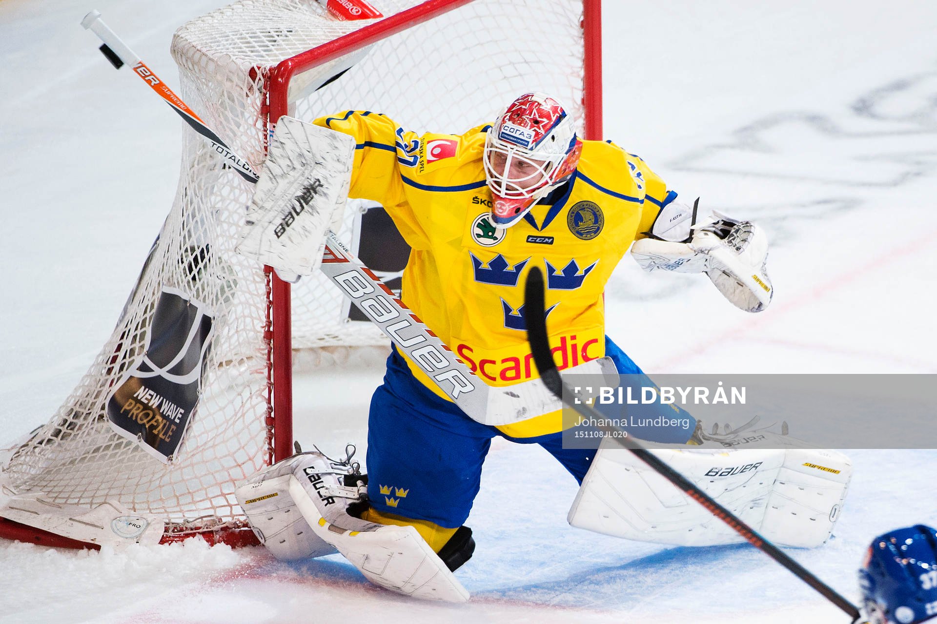 Sveriges målvakt Viktor Fasth med en räddning med klubban