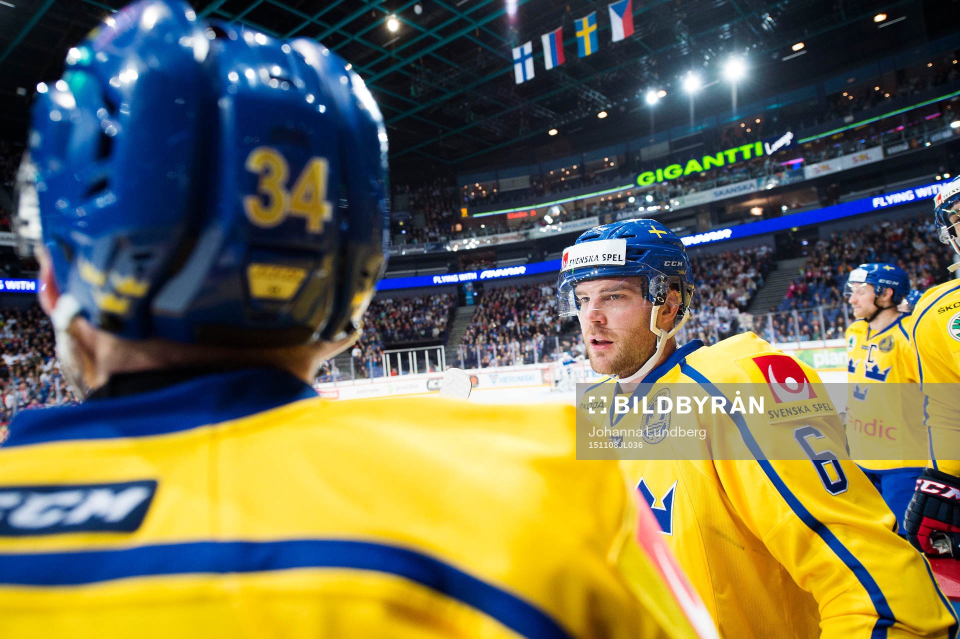 Sveriges Patrik Hersley pratar med Jonas Junland