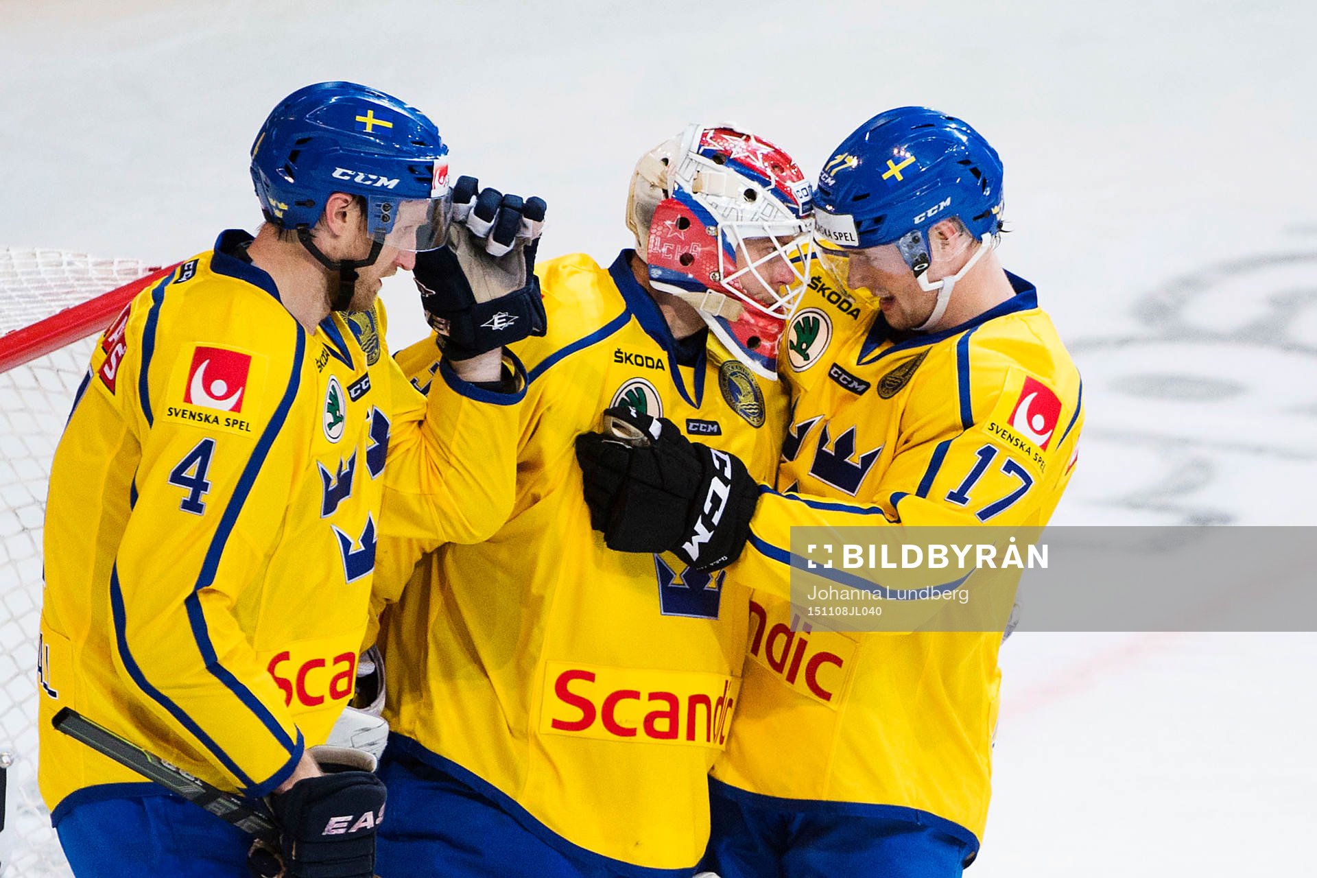 Sveriges Staffan Kronwall, målvakt Viktor Fasth och Martin