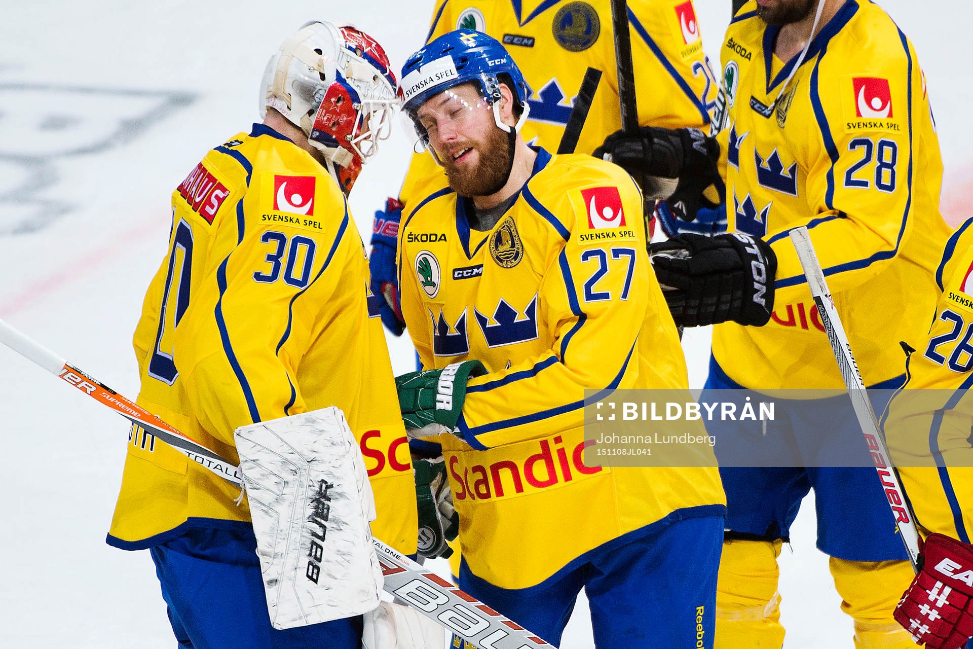 Sveriges målvakt Viktor Fasth och Linus Omark jublar