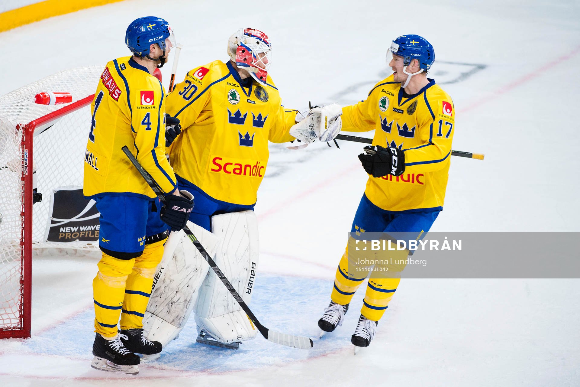 Sveriges Staffan Kronwall, målvakt Viktor Fasth och Martin
