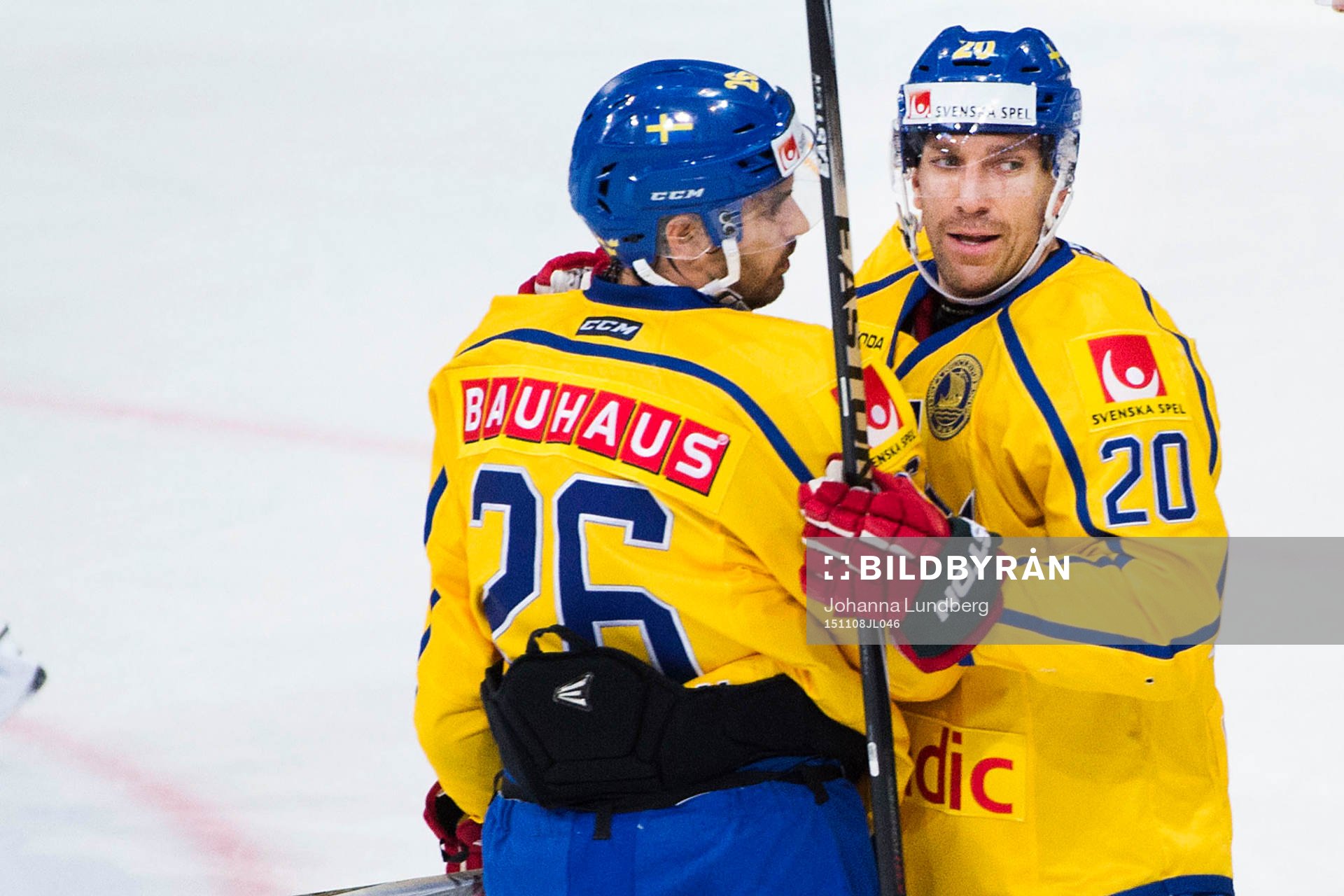 Sveriges Joel Lundqvist (th) gör 0-1 och jublar