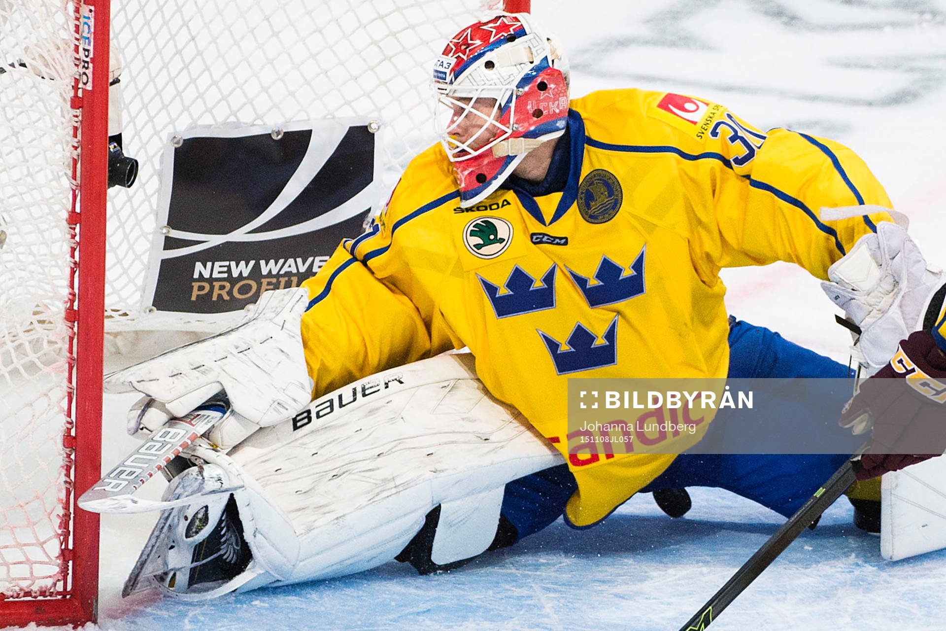 Sveriges målvakt Viktor Fasth släpper in en puck