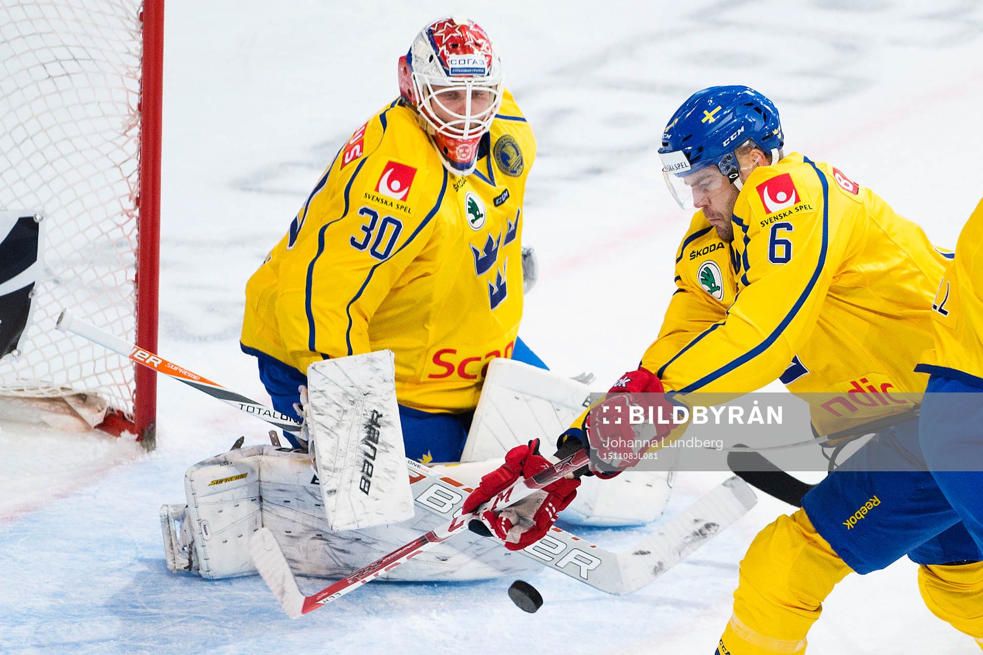 Sveriges Patrik Hersley rensar framför målvakt Viktor