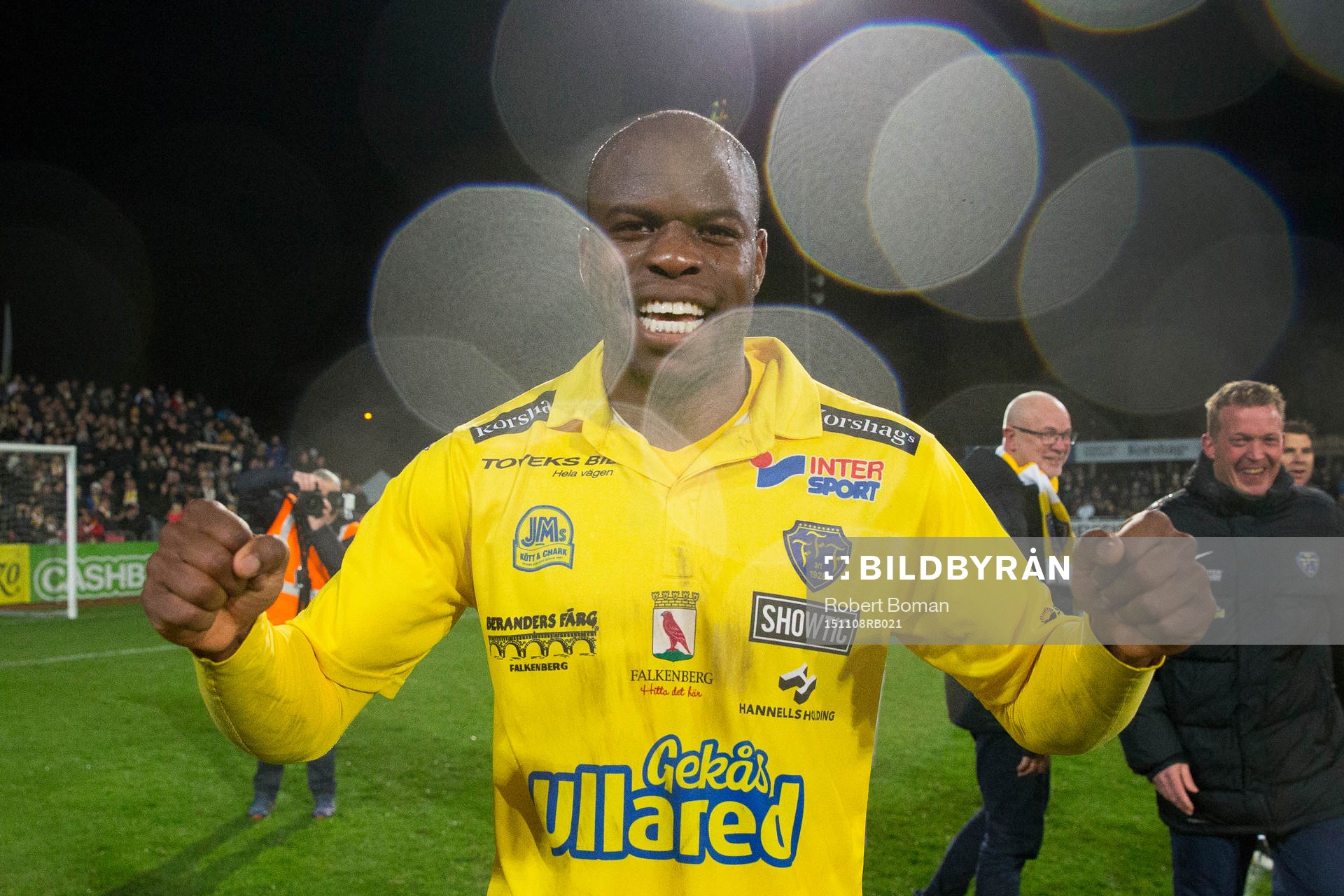 Falkenbergs Hakeem Araba jublar efter fotbollsmatchen och kval till allsvenskan mellan Falkenberg och Sirius den 8 November 2015 i Falkenberg.