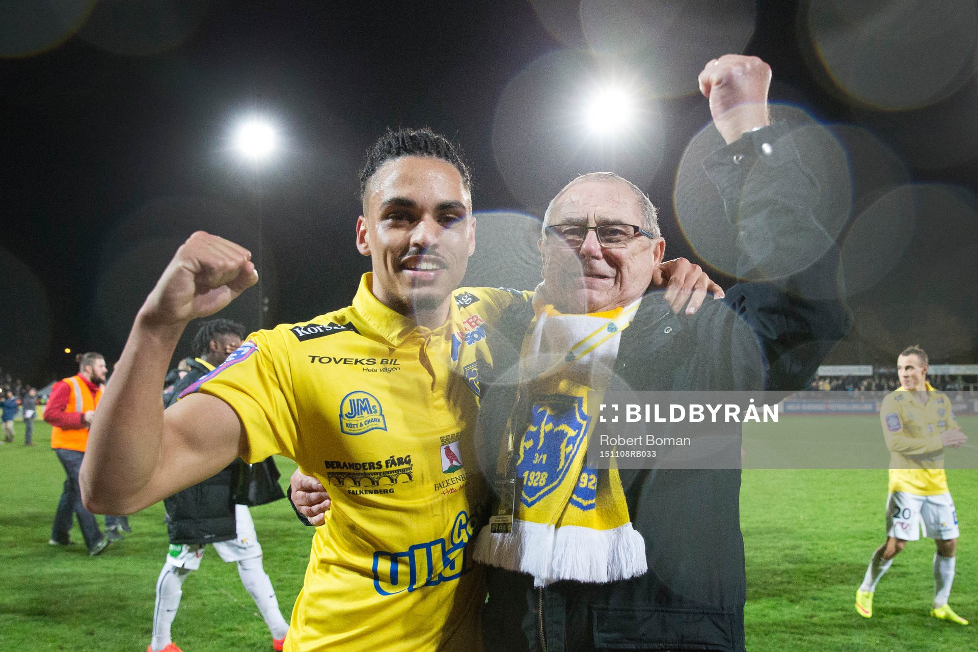 Falkenbergs Alexander Jakobsen och ordförande Lars-Eric Nilsson jublar efter fotbollsmatchen och kval till allsvenskan mellan Falkenberg och Sirius den 8 November 2015 i Falkenberg.