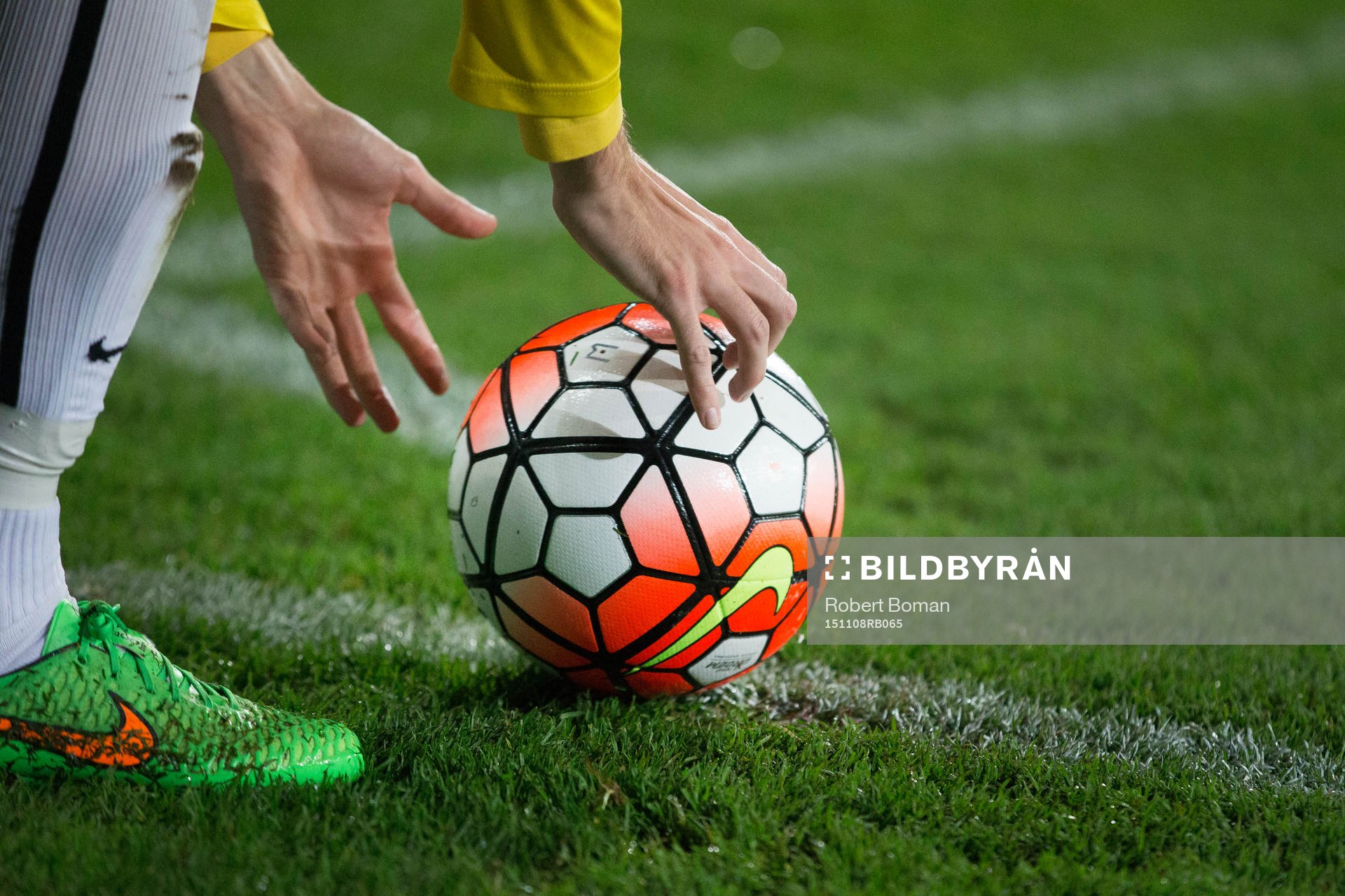 En Falkenbergs spelare lägger upp bollen inför en hörna under fotbollsmatchen och kval till allsvenskan mellan Falkenberg och Sirius den 8 November 2015 i Falkenberg.