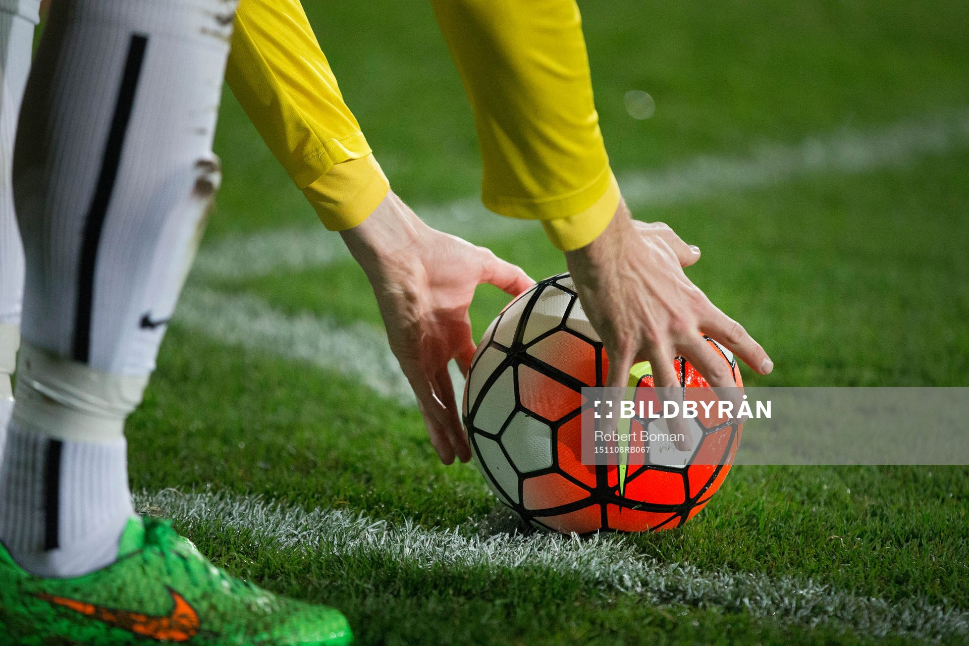 En Falkenbergs spelare lägger upp bollen inför en hörna under fotbollsmatchen och kval till allsvenskan mellan Falkenberg och Sirius den 8 November 2015 i Falkenberg.