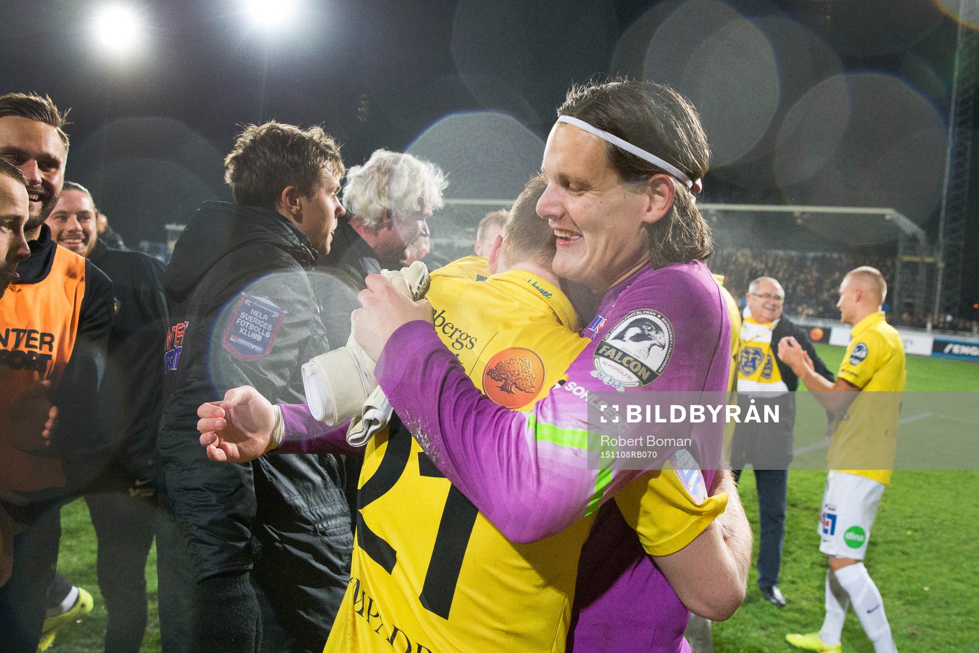 Falkenbergs Dan Keat och målvakt Otto Martler jublar