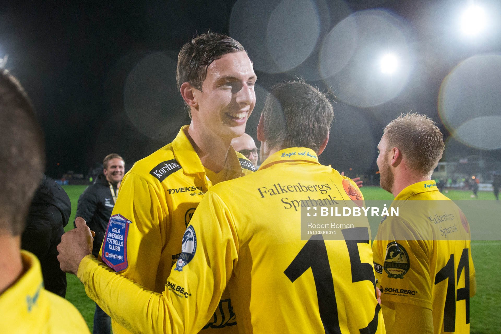 Falkenbergs Gustaf Nilsson jublar efter fotbollsmatchen och kval till allsvenskan mellan Falkenberg och Sirius den 8 November 2015 i Falkenberg.