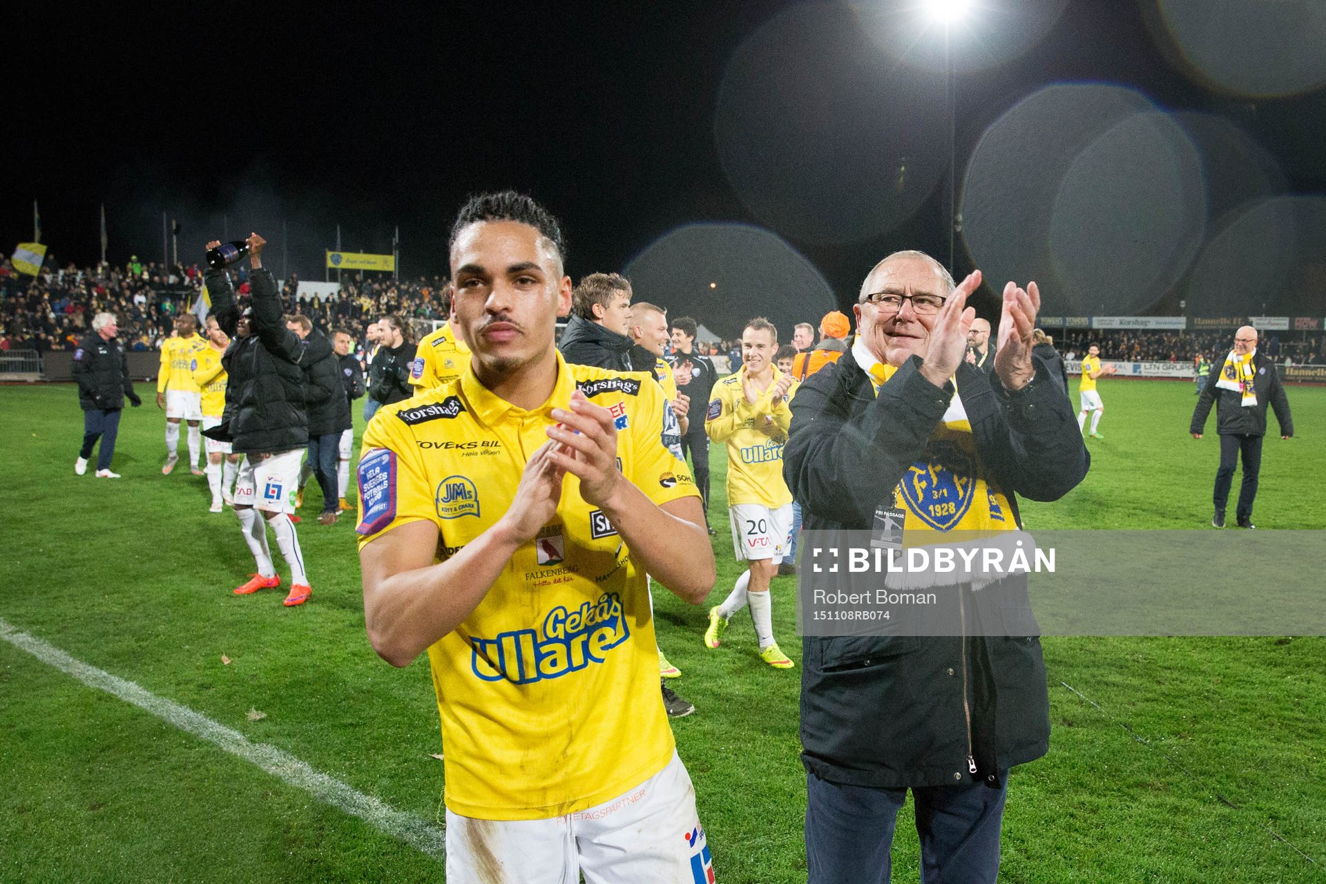Falkenbergs Alexander Jakobsen och ordförande Lars-Eric Nilsson jublar efter fotbollsmatchen och kval till allsvenskan mellan Falkenberg och Sirius den 8 November 2015 i Falkenberg.