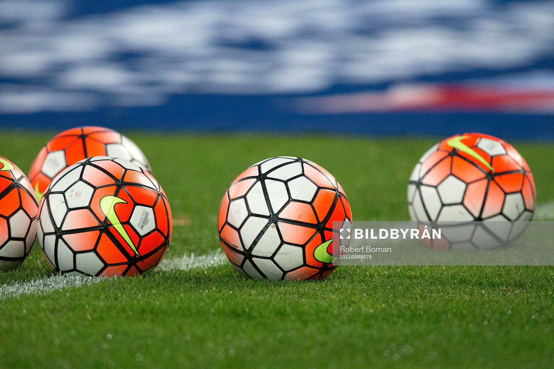 Bollar ligger på gräset före fotbollsmatchen och kval