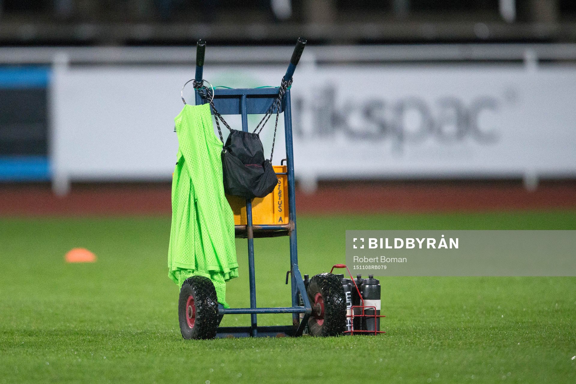 En dryckesvagn står på gräset före fotbollsmatchen och kval till allsvenskan mellan Falkenberg och Sirius den 8 November 2015 i Falkenberg.